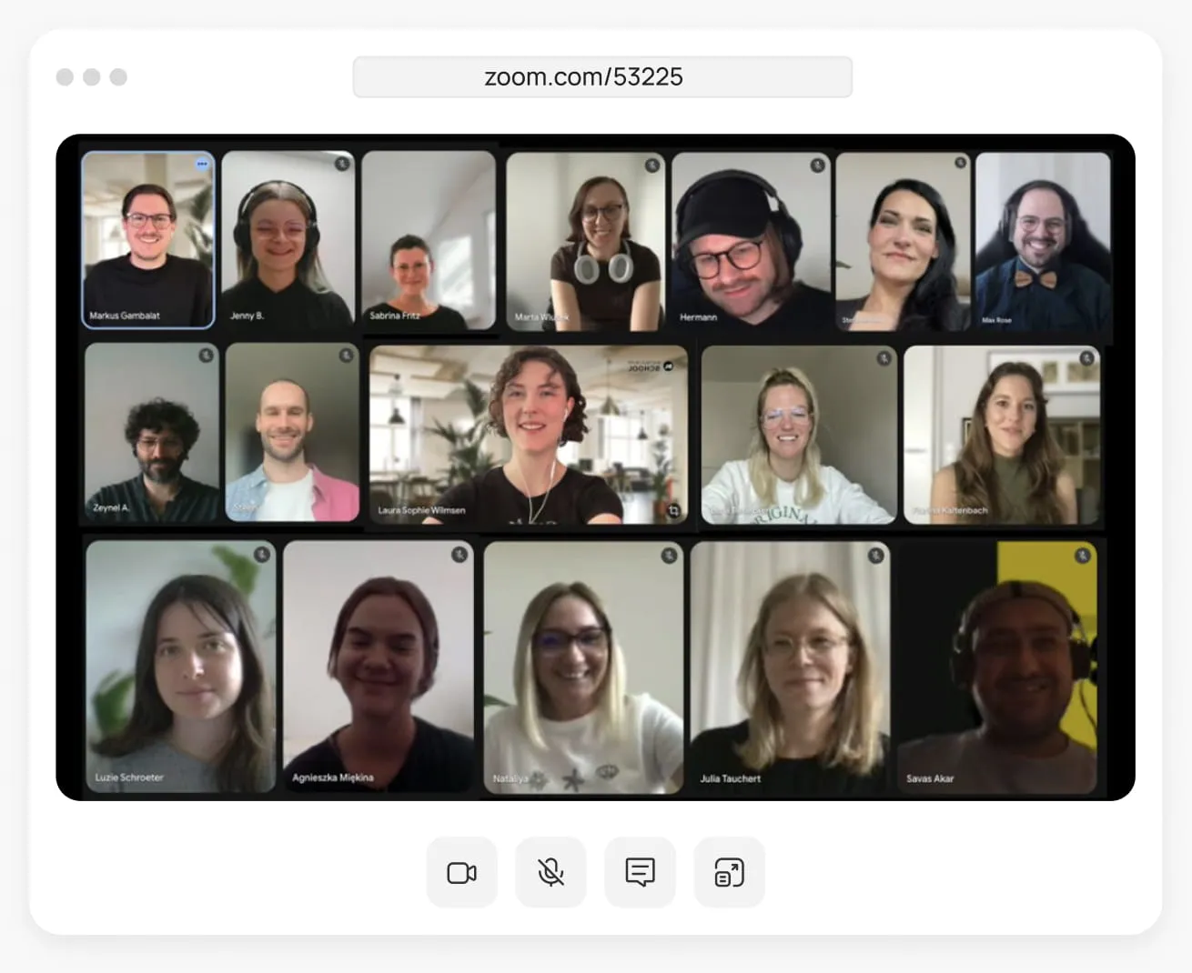 Videoanruf mit 16 Teilnehmern in einem Zoom-Meeting, die meisten lächeln oder schauen in die Kamera.