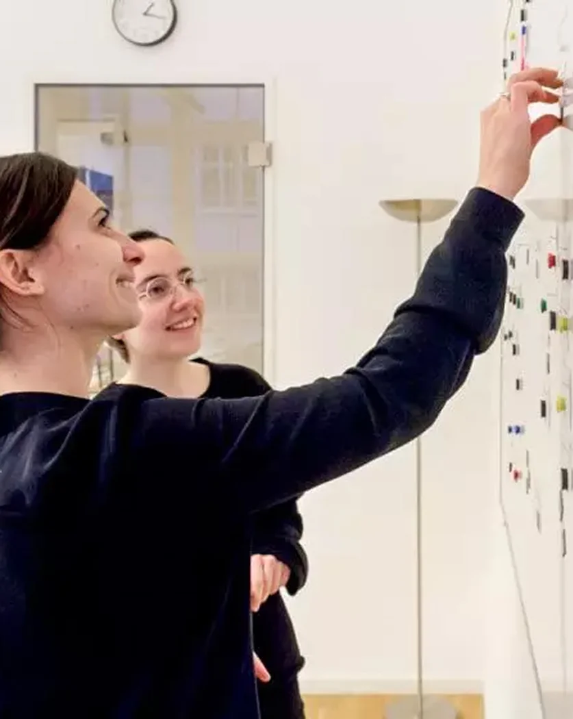 Bild das einen Zoom-Call mit DL School Mitgliedern zeigt