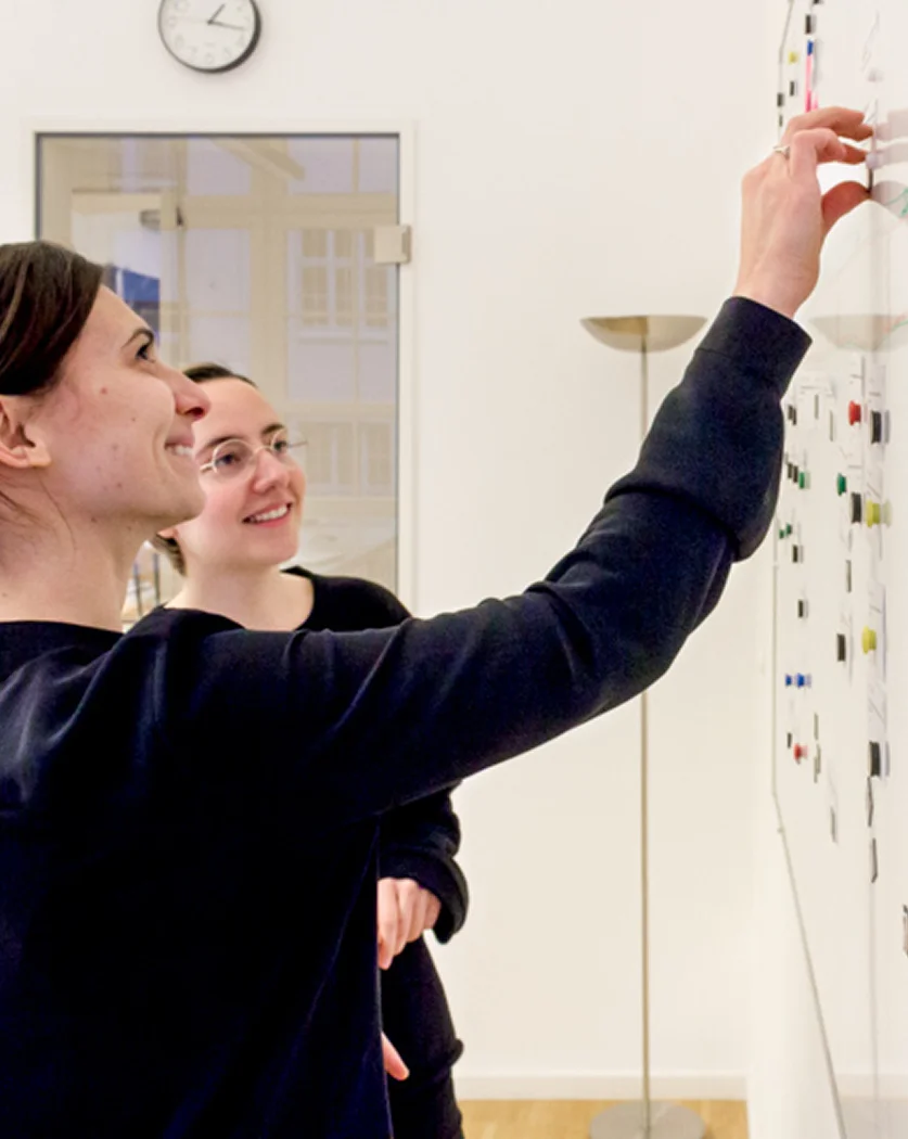 Bild das einen Zoom-Call mit DL School Mitgliedern zeigt