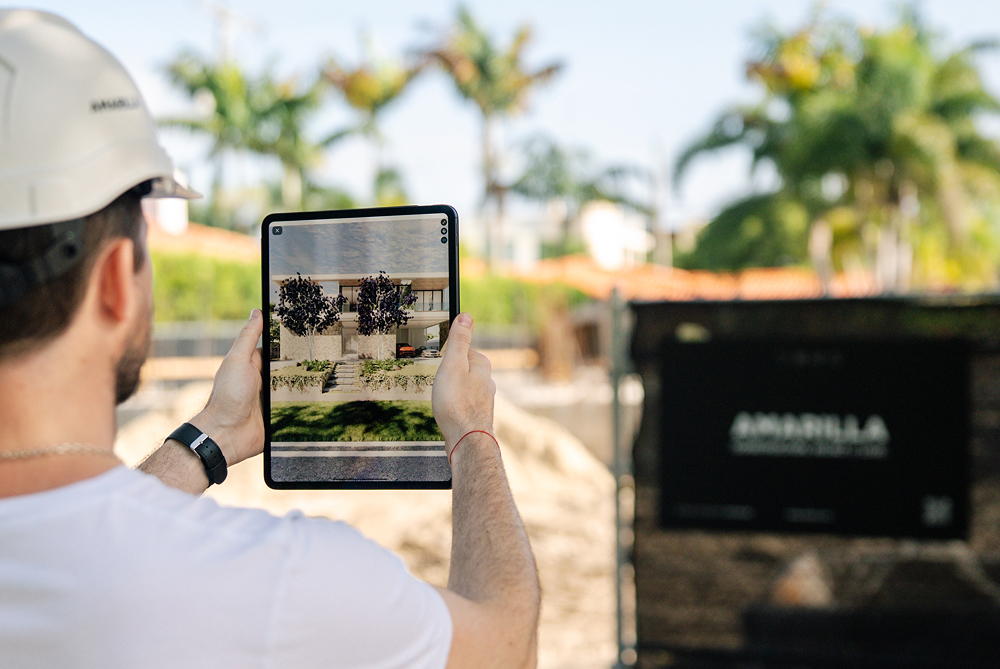 Architect from AMARILLA with a device visualizing the future house