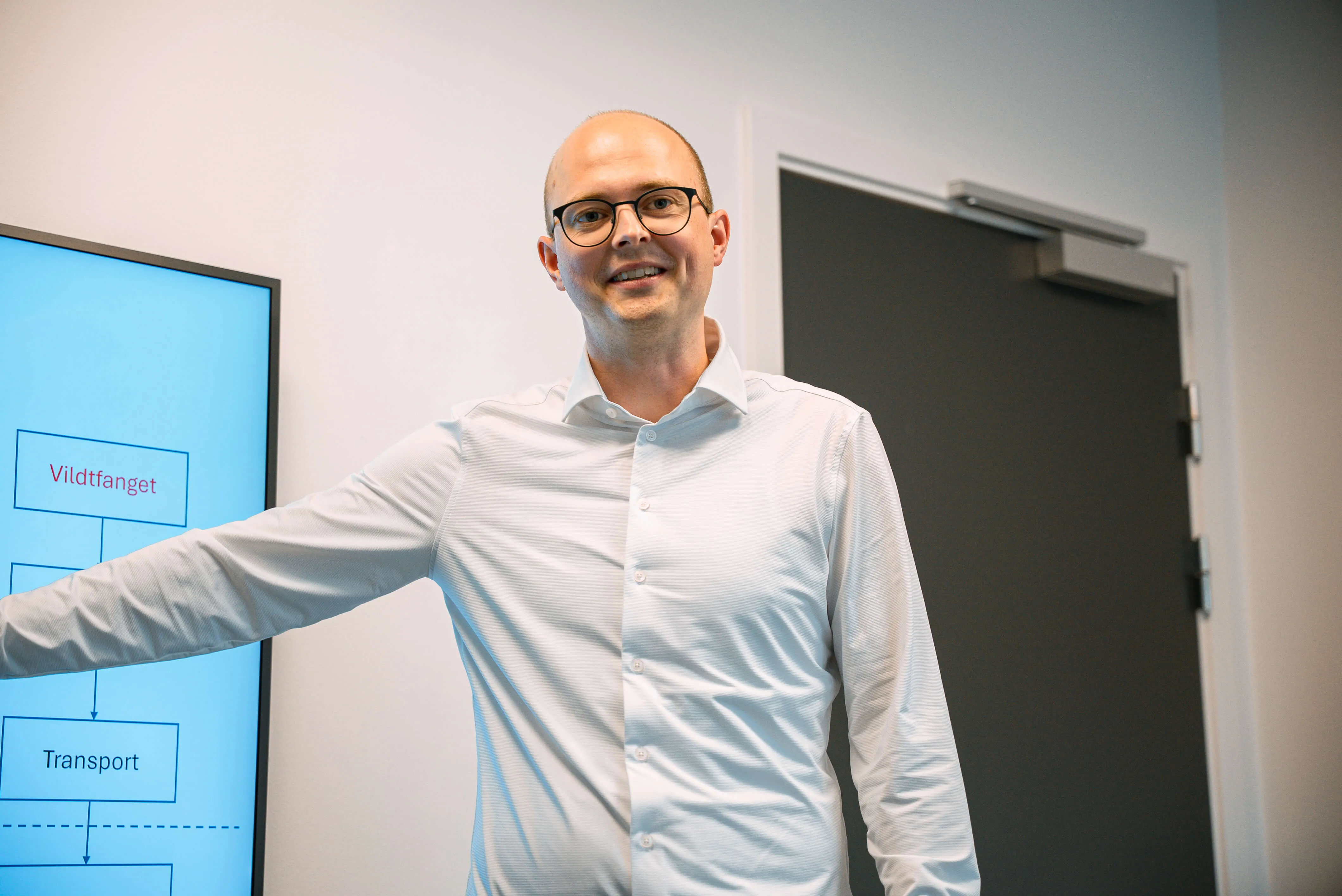 Mand, der peger på en skærm
