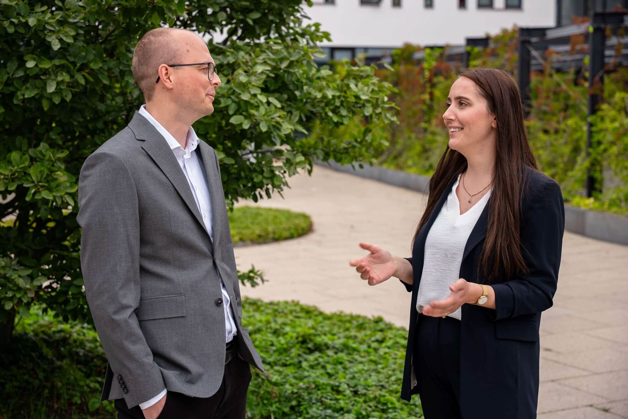 mand og kvinde står og snakker sammen udenfor