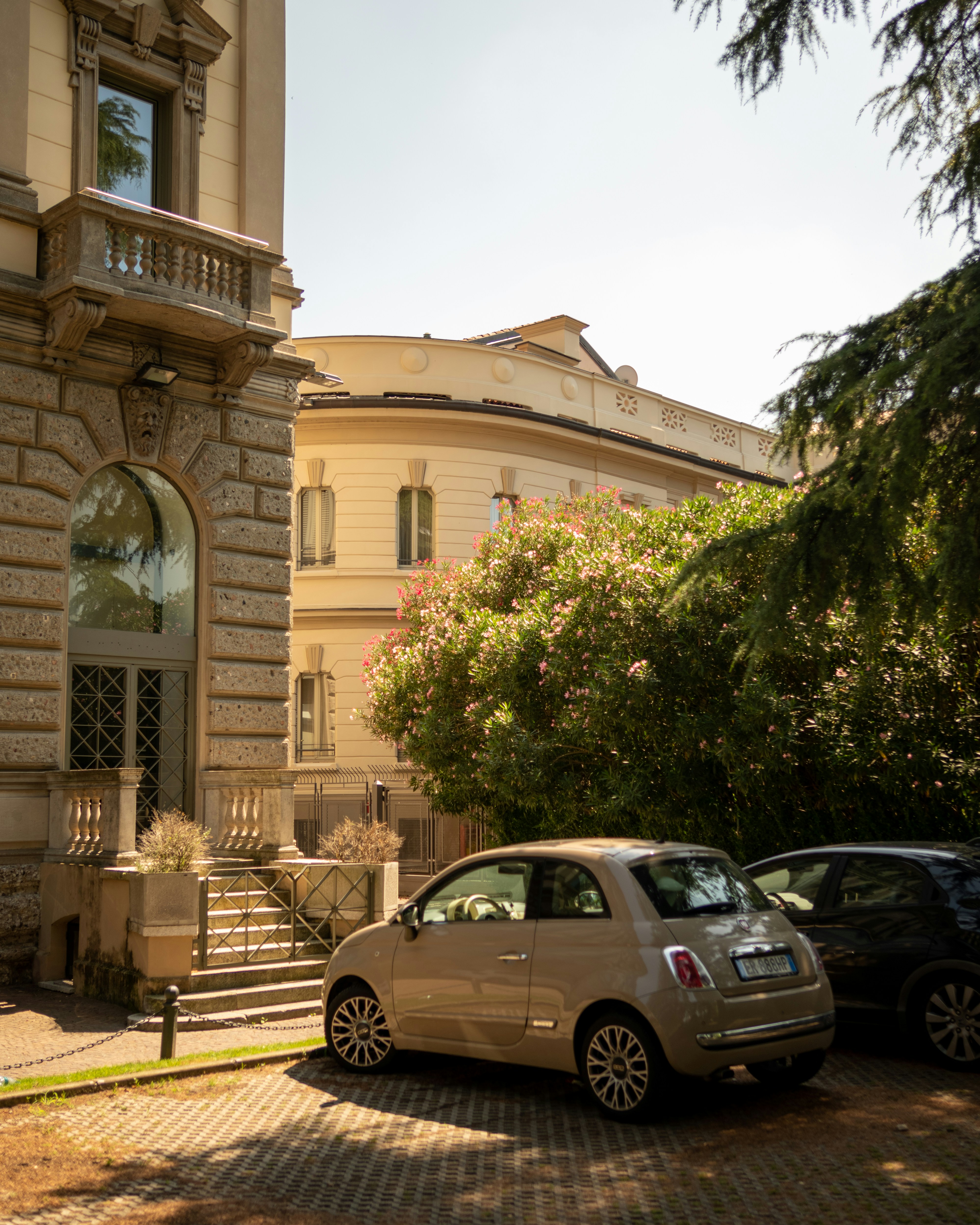 A fiat500 parked outside a decorative italian apartment