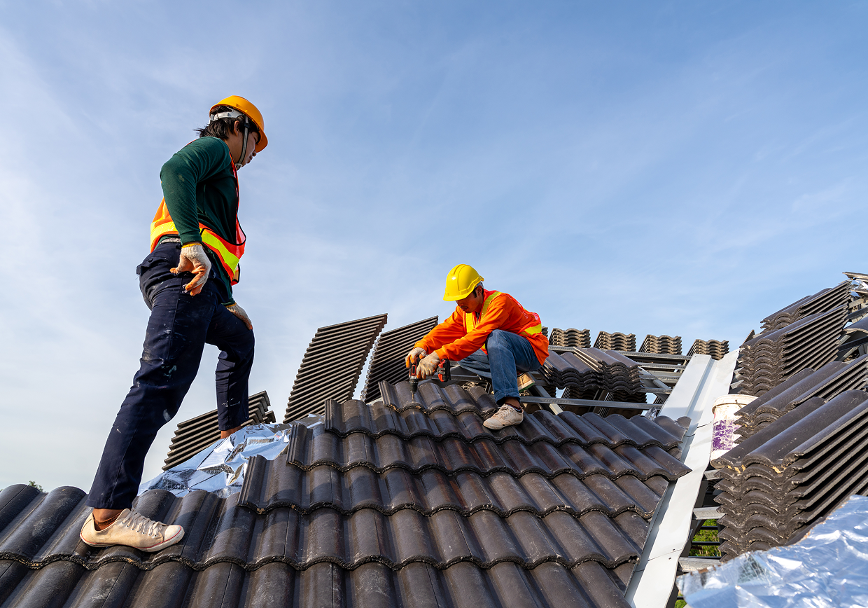 The Pros and Cons of Flat Roofing vs. Pitched Roofing