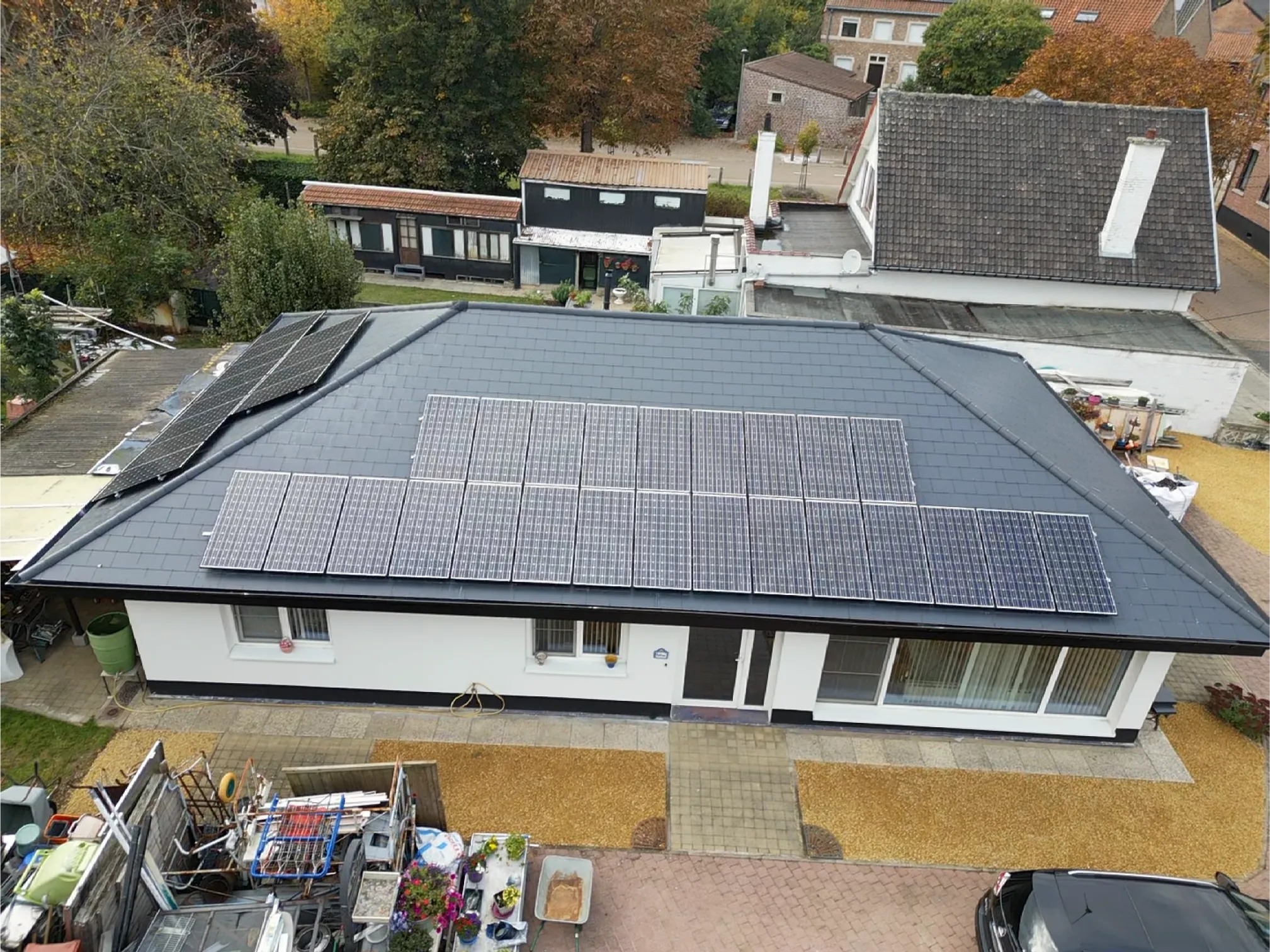 Dakwerken Tienen Wilgenstraat – renovatie Eternit kunstleien schilddak en zonnepanelen