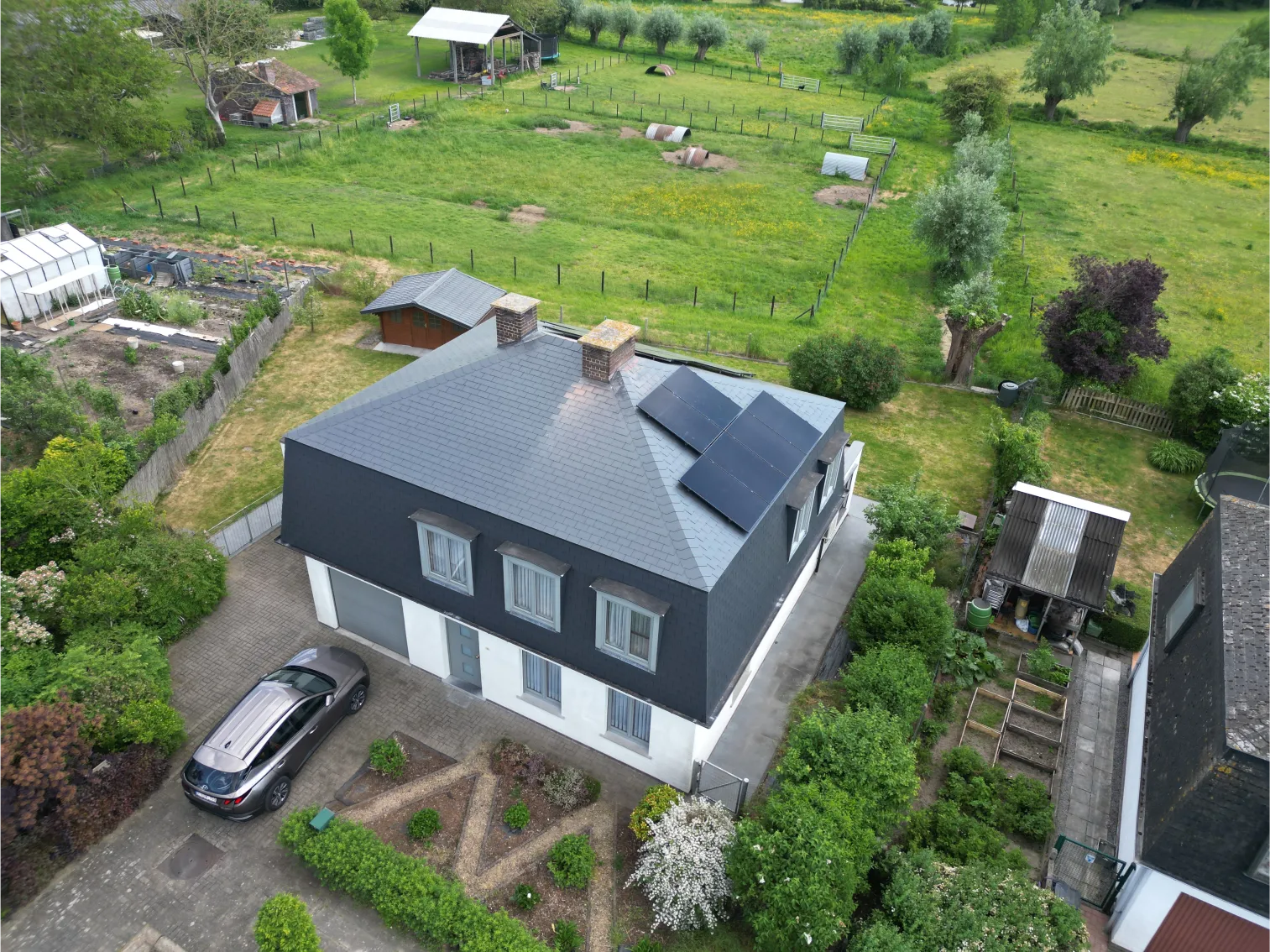 Dakwerken Destelbergen Neerheide – renovatie mansardedak Eternit leien en zonnepanelen