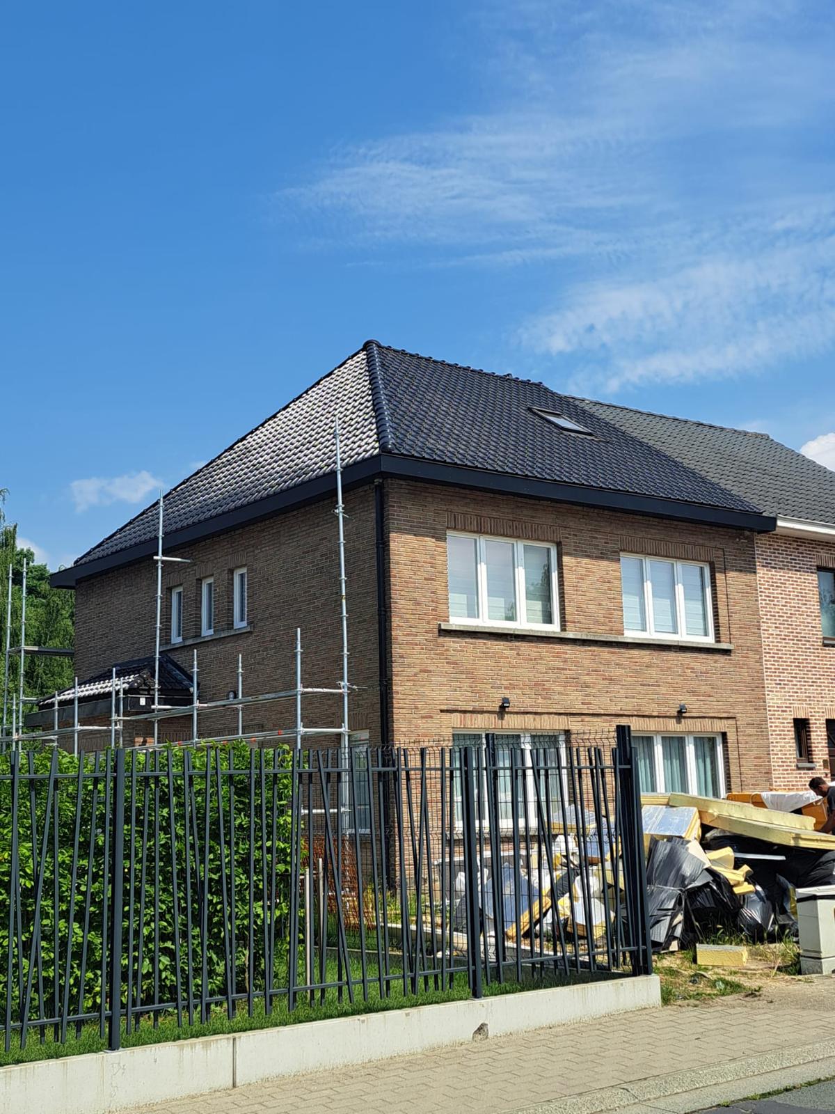 Dakwerken Liedekerke Pijnegemstraat – renovatie schilddak Koramic antracite en Velux