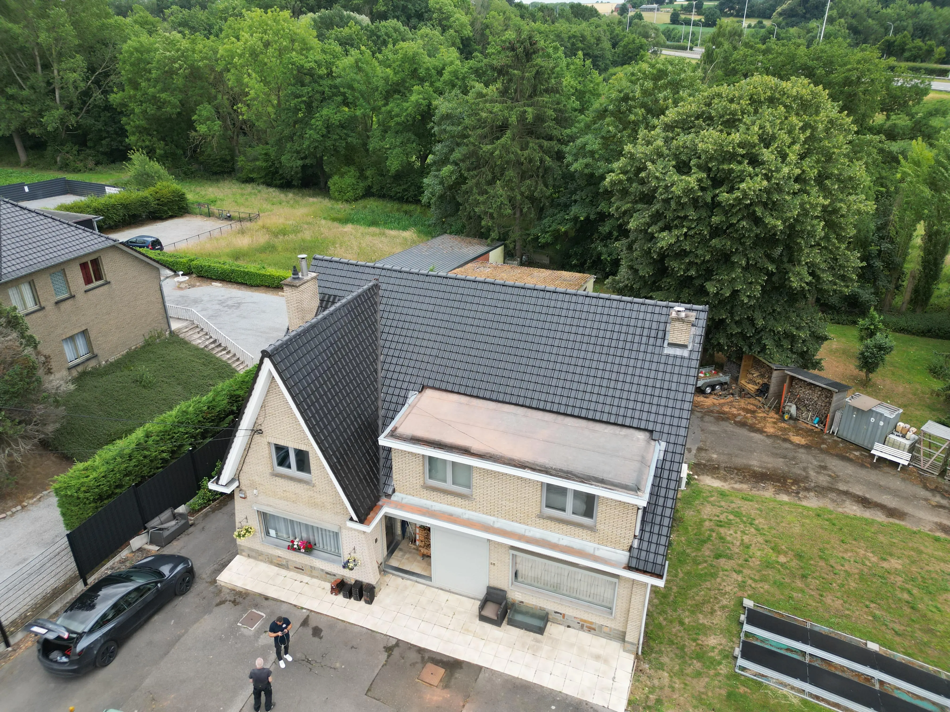 Dakwerken Bekkevoort Staatsbaan – renovatie hellend dak met zwarte Koramic dakpannen