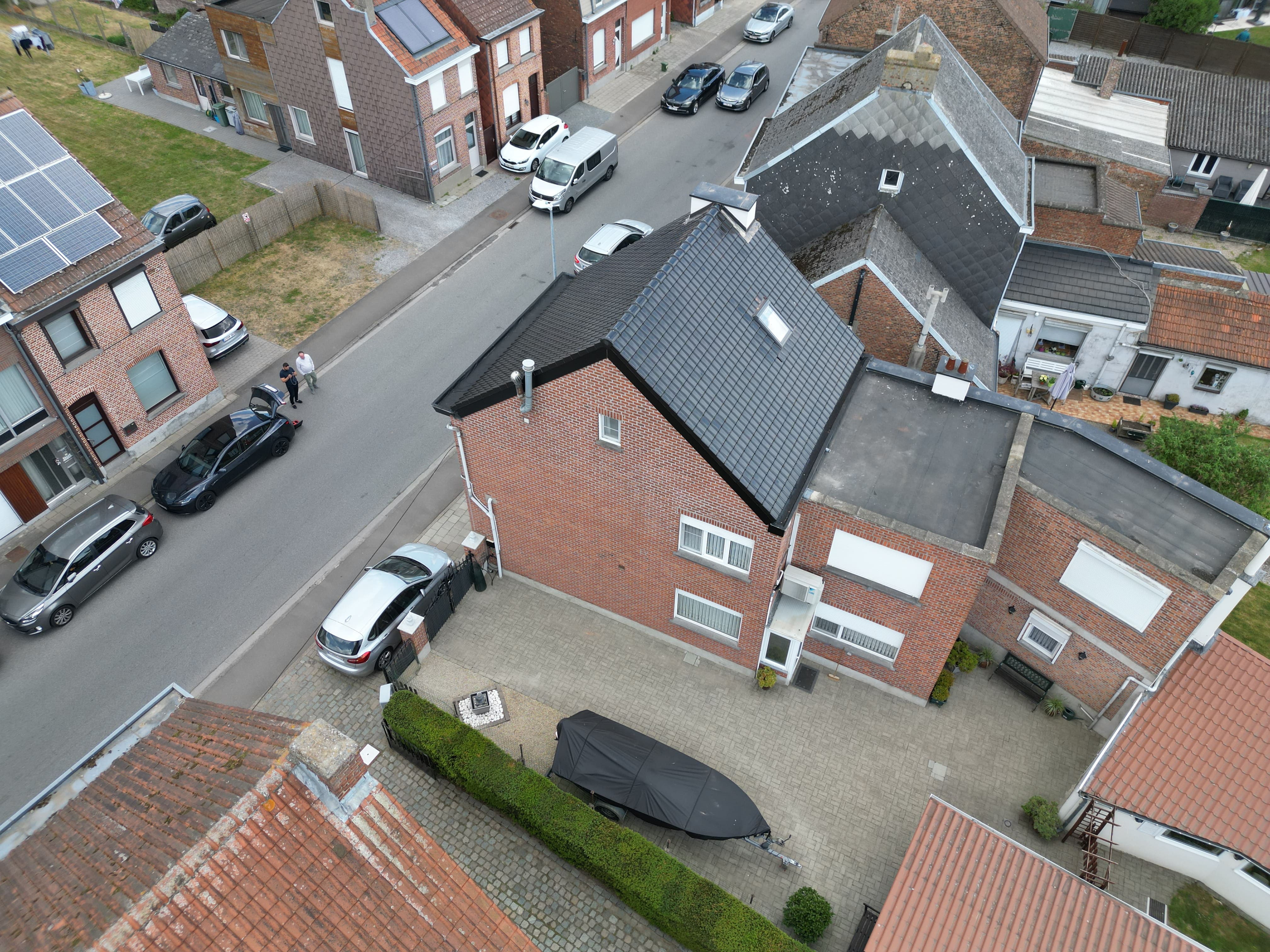 Dakwerken Hofstade Zemstesteenweg – renovatie hellend zadeldak Koramic antracite en Velux