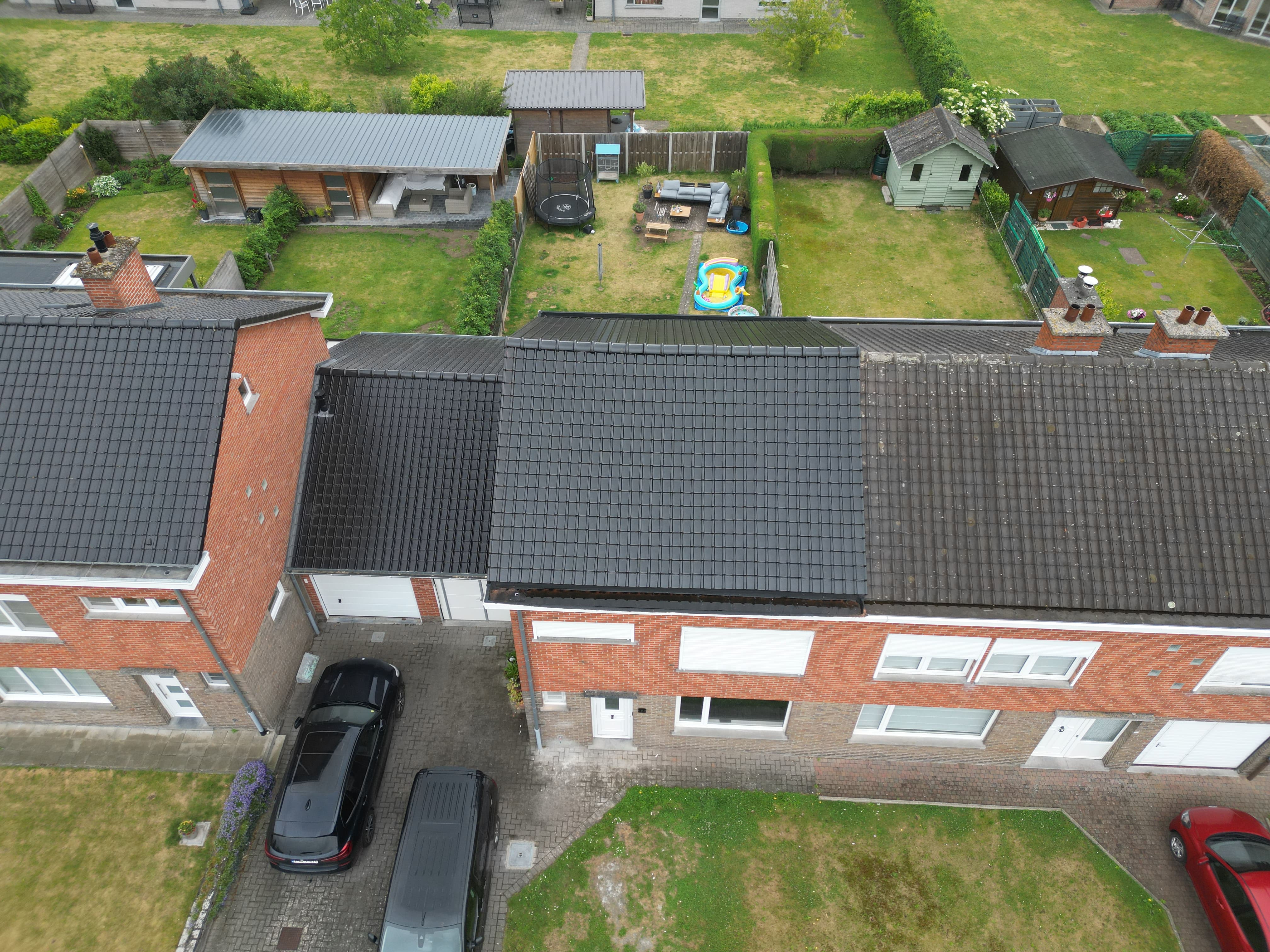 Dakwerken Deinze Ten Rodelaan – renovatie hellend dak antracite Koramic stormpan