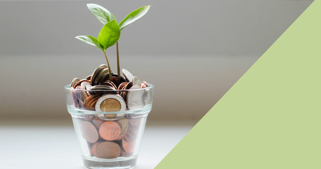 Glas fylld med mynt och växande planta symboliserar kostnadsbesparingar, hållbar ekonomi och långsiktig tillväxt med Hypergene.