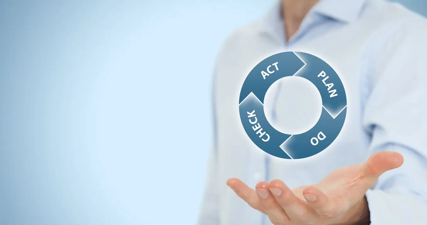 Person visualiserar PDCA-modellen – ett verktyg för kvalitetsstyrning och effektiv förbättringsprocess.