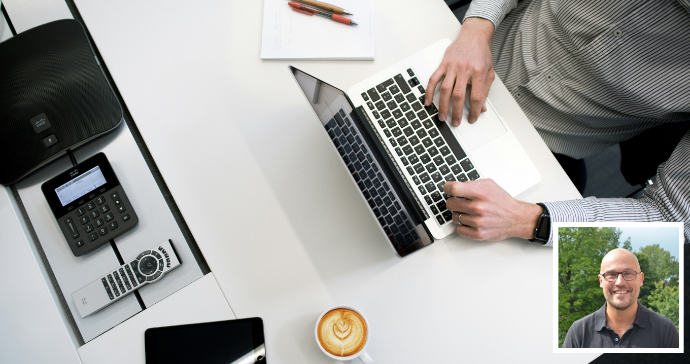 Person arbetar vid laptop med rapporter och digitala verktyg – intervju med Matti Skoog om ekonomi, styrning och Hypergenes lösningar.