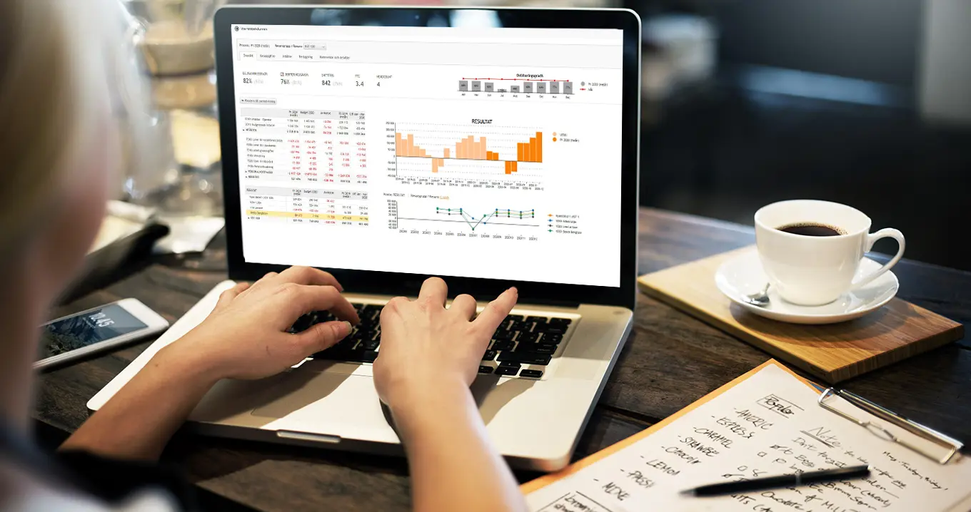 Användare analyserar data och rapporter i Hypergene på laptop – en plattform som kombinerar säkerhet, stabilitet och beslutsstöd för verksamhetsstyrning.