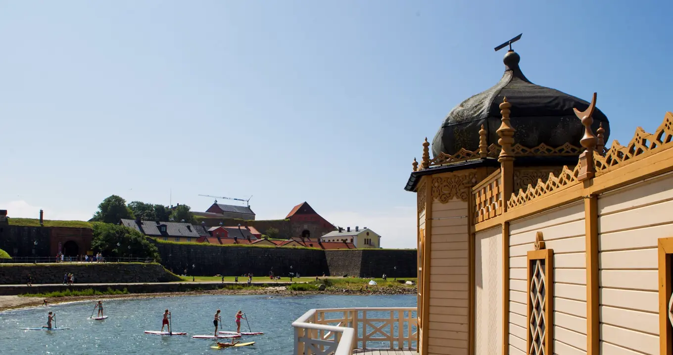 Utsikt över Varbergs fästning och Kallbadhuset. Bilden symboliserar Varbergs kommuns digitala resa med Hypergene där verksamhetsrapporteringen blivit mer transparent och effektiv.