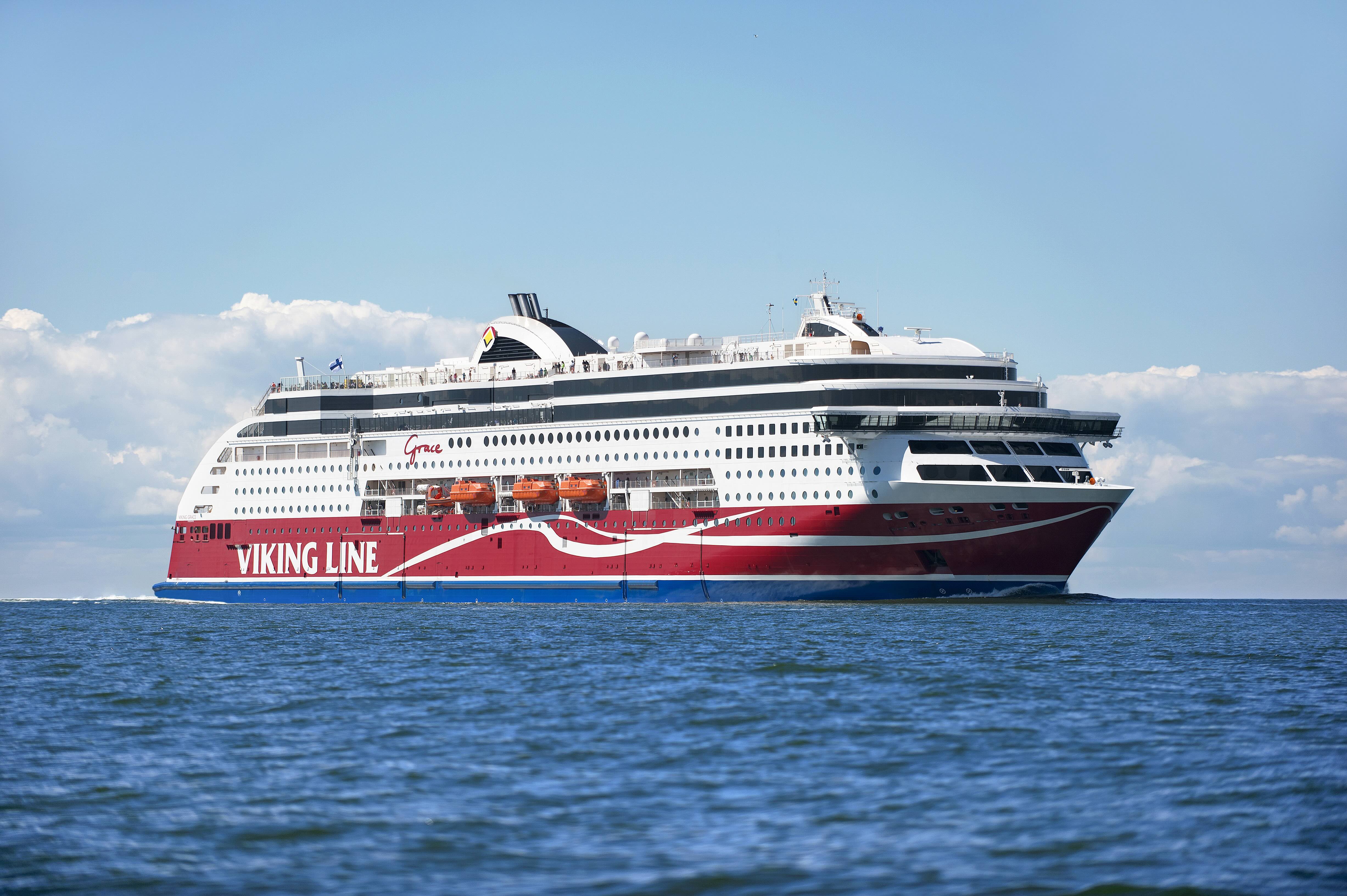 Ett Viking Line-passagerarfartyg i rött och vitt färdas på öppet hav under blå himmel. Bilden illustrerar Viking Lines övergång till Hypergene för flexibla och användarvänliga 12-månaders rullande prognoser.