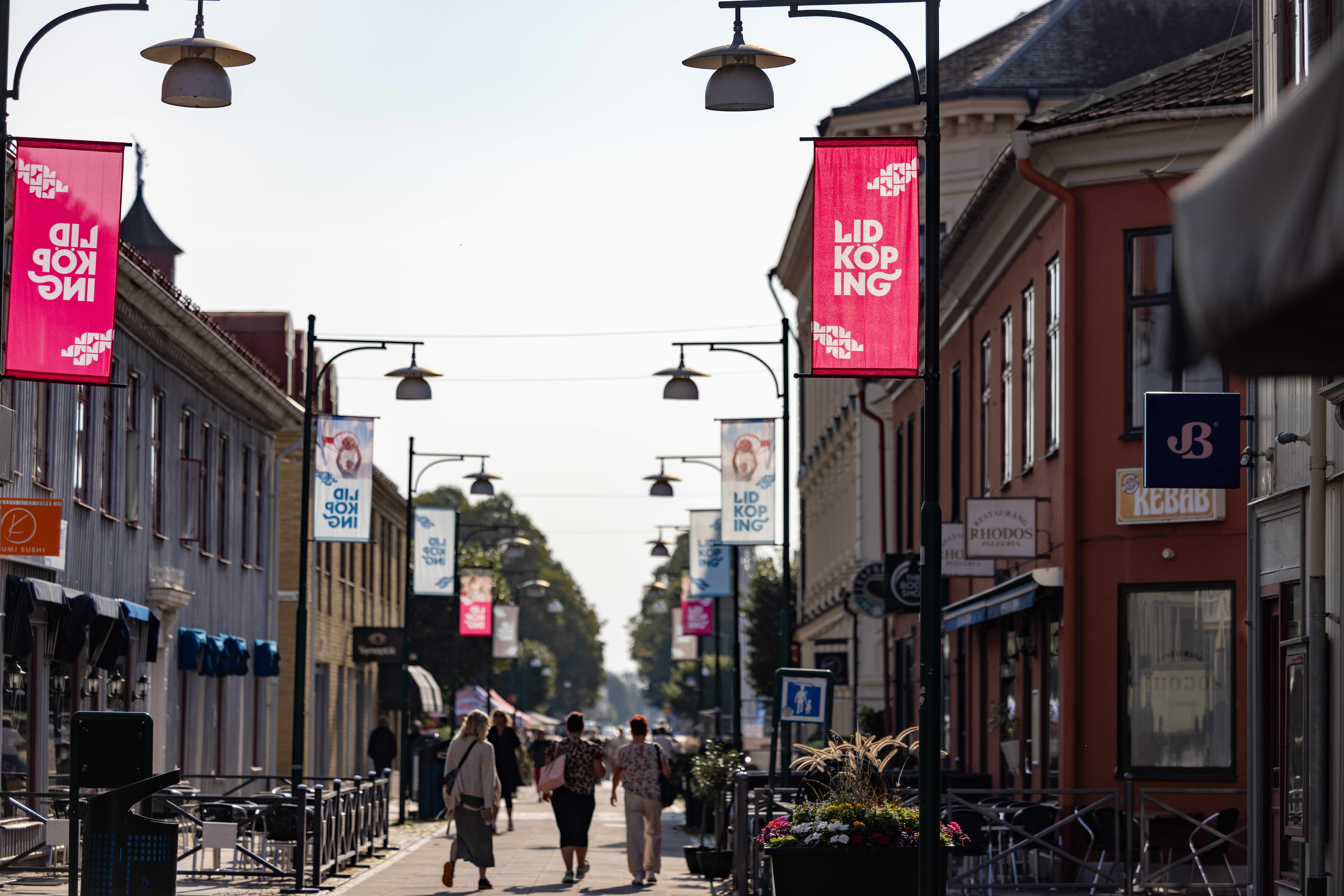 Centrum i Lidköping med flaggor längs gatan – kommunen använder Hypergene för att ge chefer rätt information vid rätt tillfälle i sin styrmodell.
