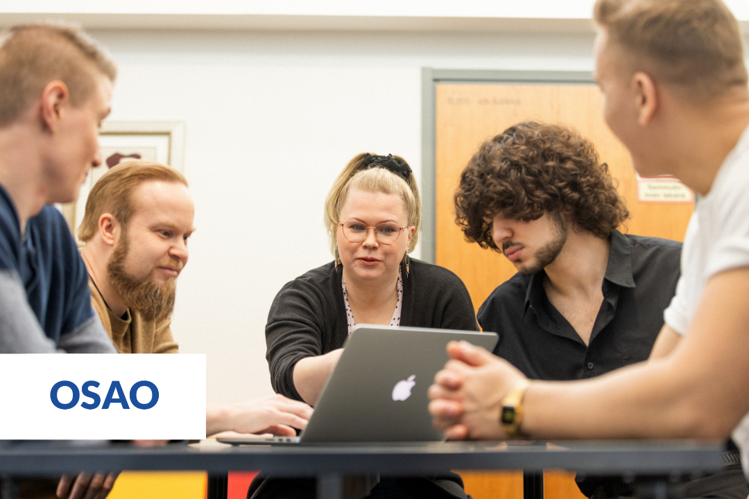Grupp studenter och lärare samlade runt en laptop i klassrumsmiljö. OSAO använder Thinking Portfolio för att strukturera projekt och förbättra samarbetet.