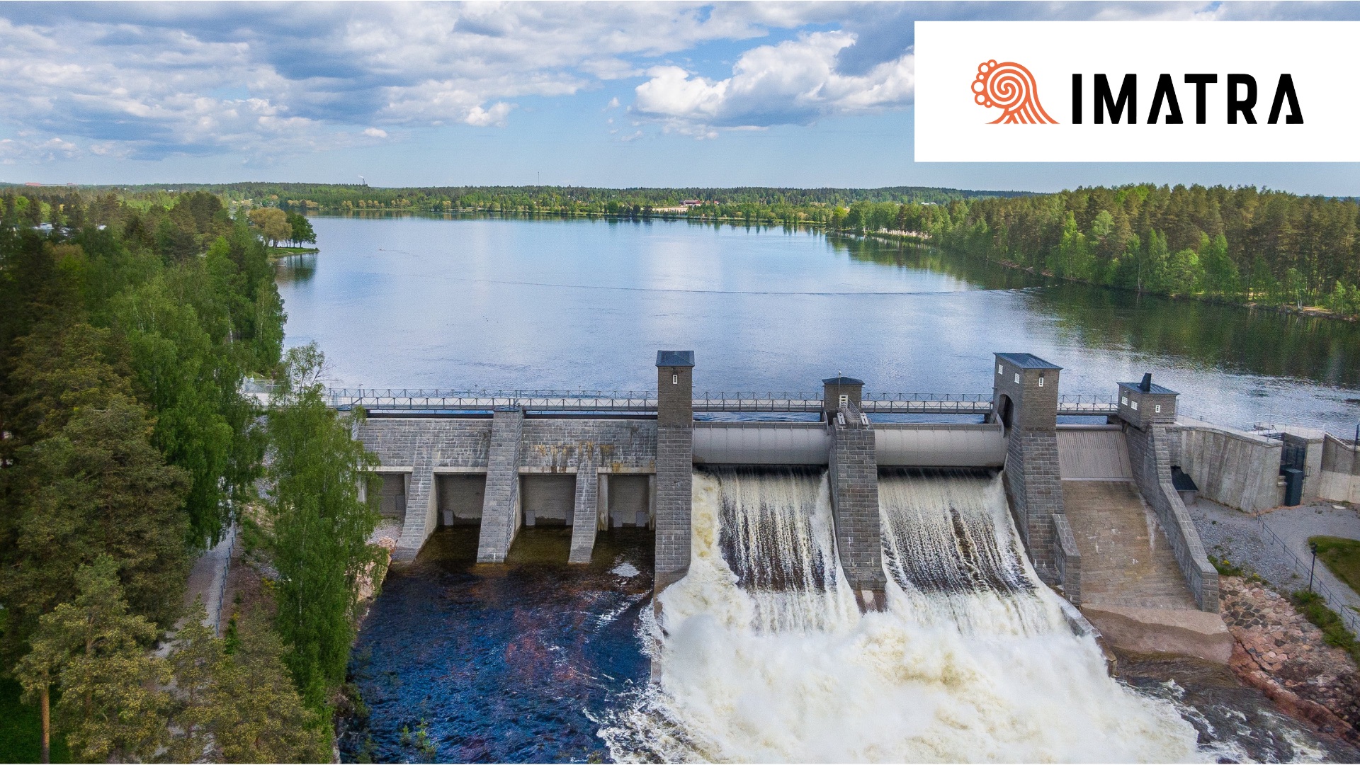 Flygbild över Imatrafallen med kraftverket i centrum. Staden Imatra använder portföljhantering för att stärka projektledning, resurshantering och prioriteringar.