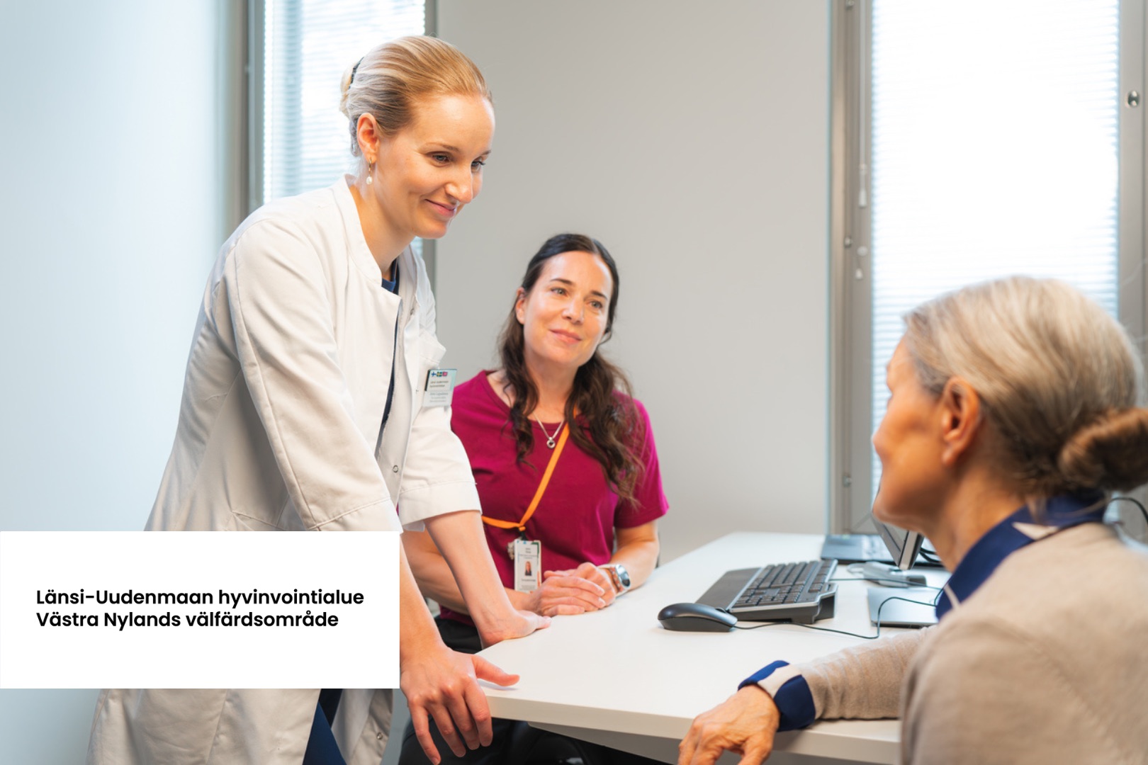 Två vårdmedarbetare i samtal med en patient på Västra Nylands välfärdsområde. Organisationen använder Thinking Portfolios projekt-, idé- och applikationsportföljer för att höja kvalitet och mognadsnivå i projektstyrning.