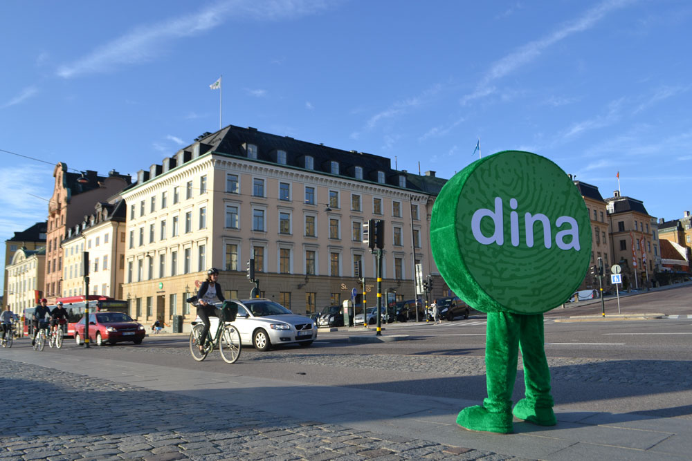 Dina Försäkringars gröna maskot i stadsmiljö – kundcase med Hypergene för styrning, uppföljning och digital verksamhetsutveckling.