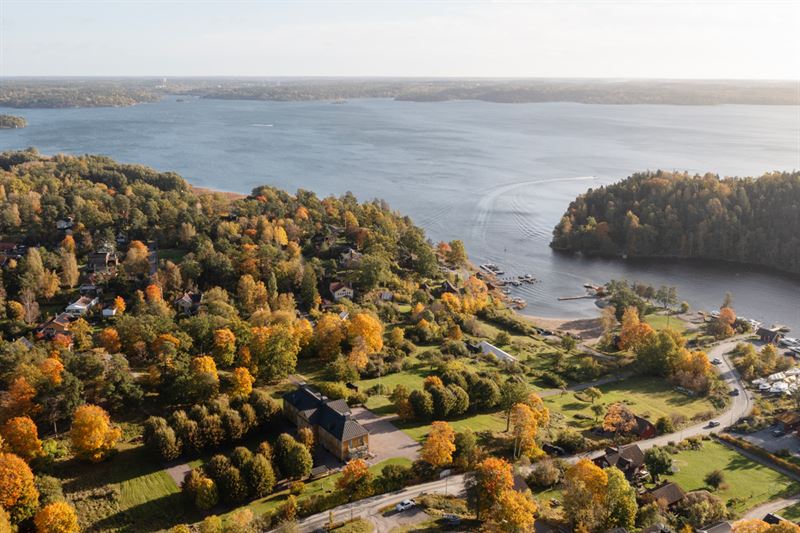 "Flygvy över Nacka kommun med skärgård och bebyggelse – kundcase hos Hypergene."