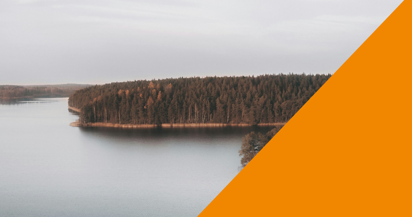 Skog och sjölandskap symboliserar hållbar utveckling – Hypergenes lösningar för kommuner med inköpsanalys, styrning och effektiv resursanvändning.