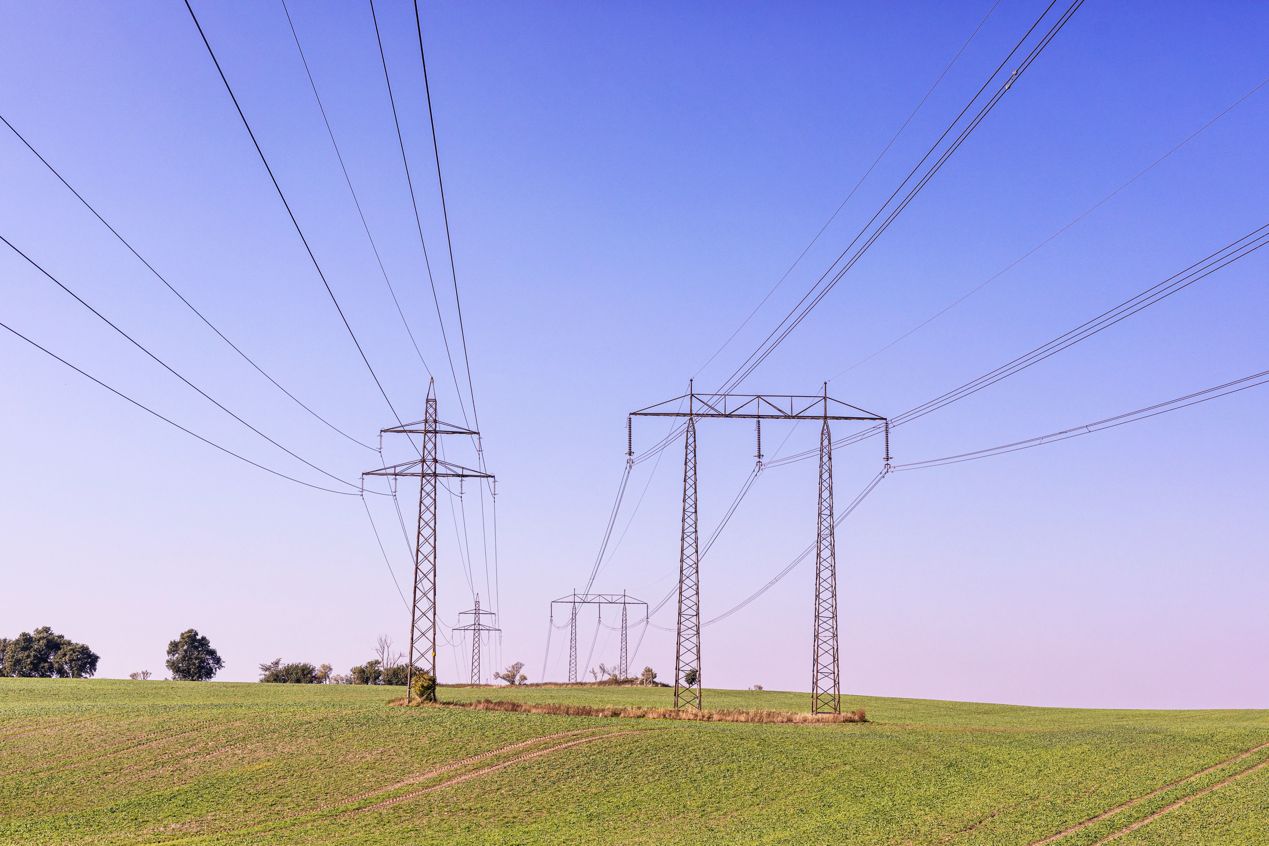 E.ON elledningar mot ett öppet landskap och blå himmel