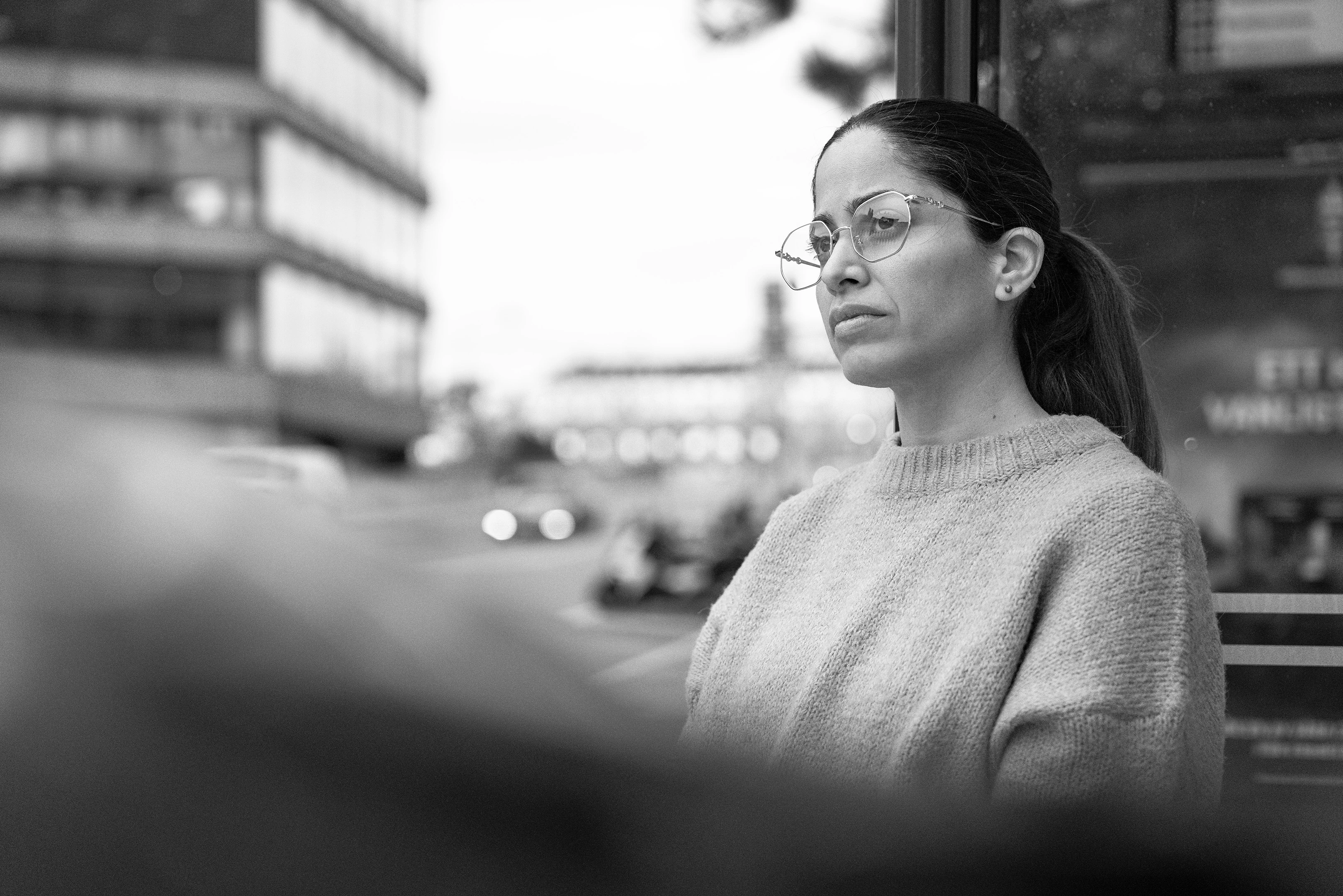 Business Controller vid busshållplats i stadsmiljö – Hypergene Scattered Thoughts. Bilden illustrerar arbetsvardagen för en controller med fokus på beslutsfattande, budgethantering och strategisk planering. Passar till video om effektiva lösningar för ekonomiavdelningar.