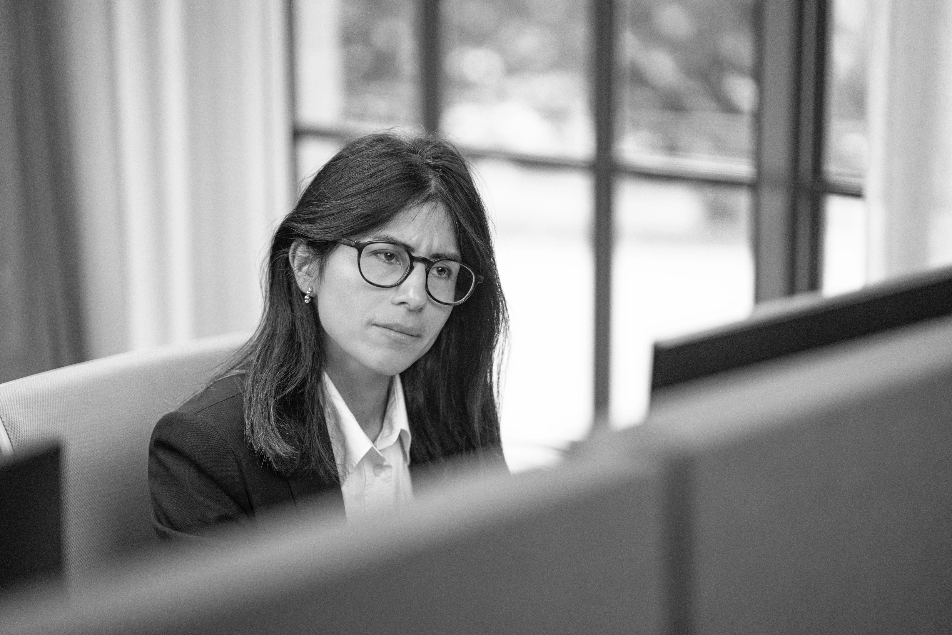 Business Controller vid busshållplats i stadsmiljö – Hypergene Scattered Thoughts. Bilden illustrerar arbetsvardagen för en controller med fokus på beslutsfattande, budgethantering och strategisk planering. Passar till video om effektiva lösningar för ekonomiavdelningar.