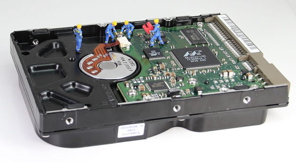 Recyclable computer components include hard drives with rare earth metals