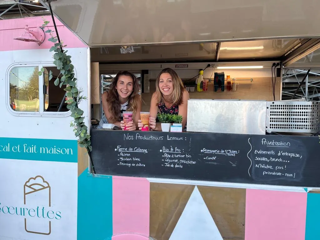 Photo des sœurettes dans leur Food truck