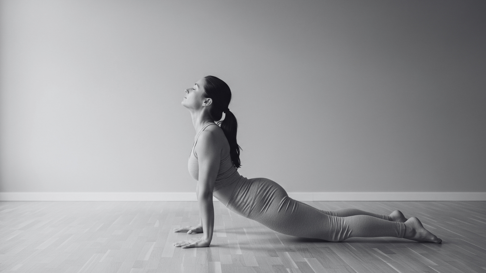 Donna nella posizione Yoga Urdhva Mukha Svanasana.