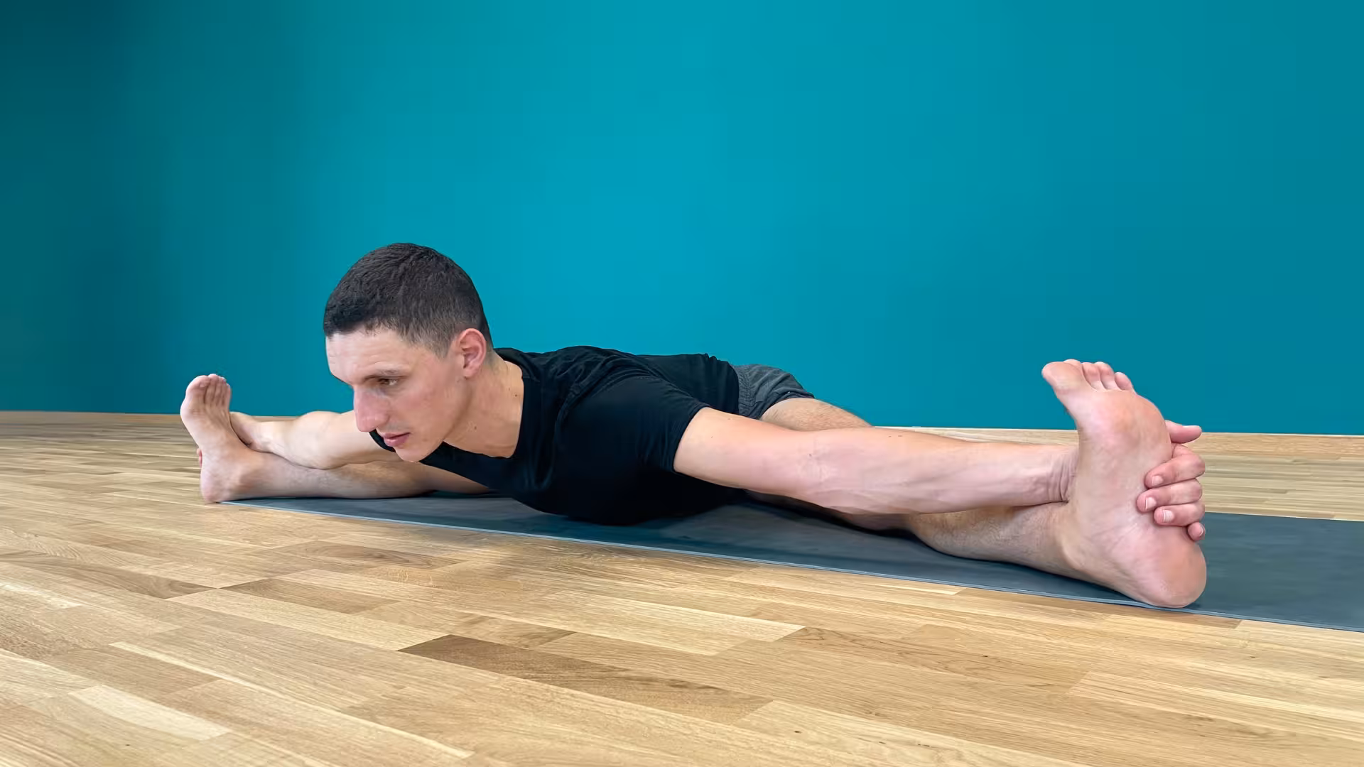 Uomo che pratica yoga.