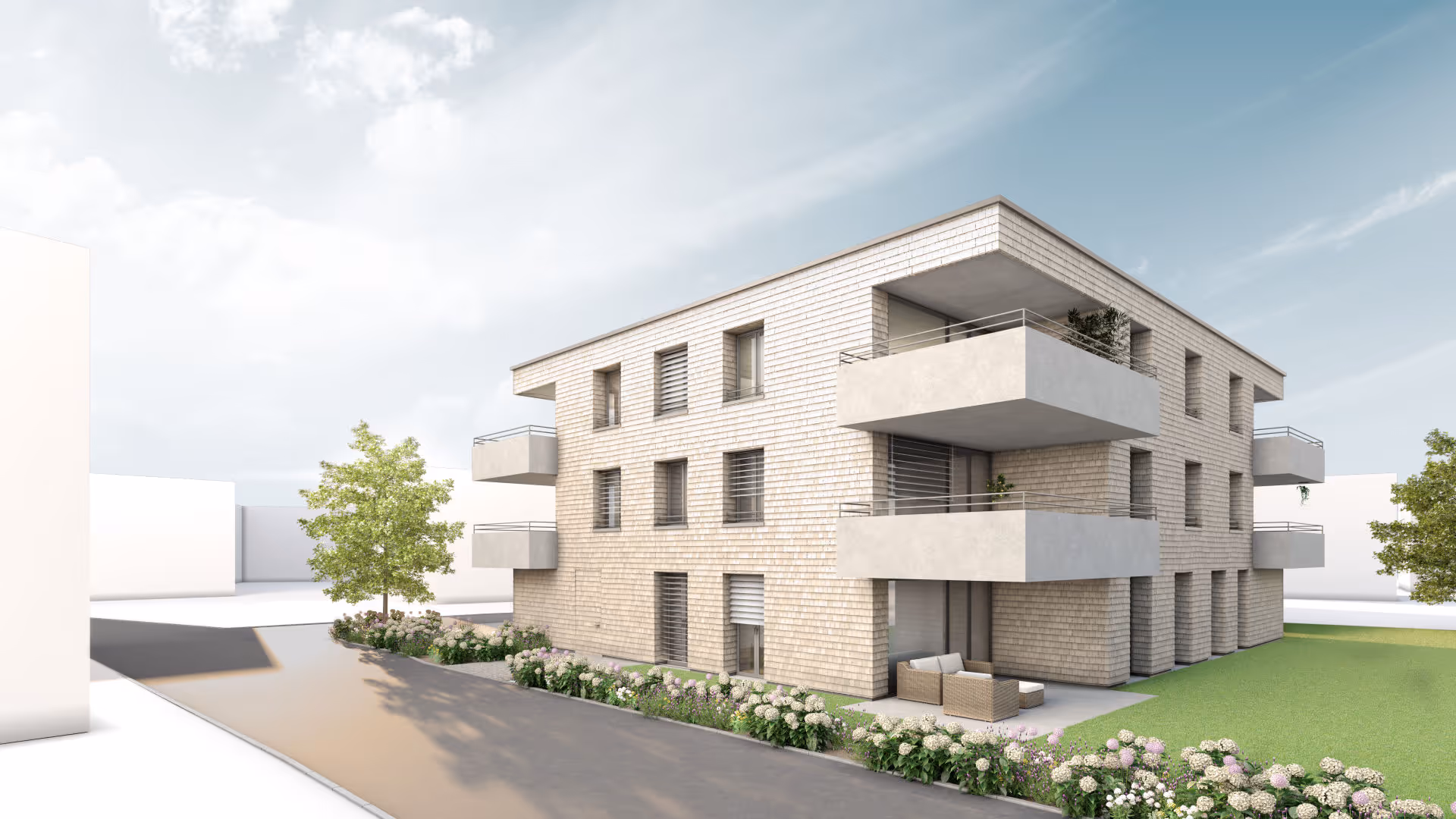 Moderner dreistöckiger Wohnblock mit Holzfassade, Balkonen, Grünfläche und Blumenrabatten an der Straße.