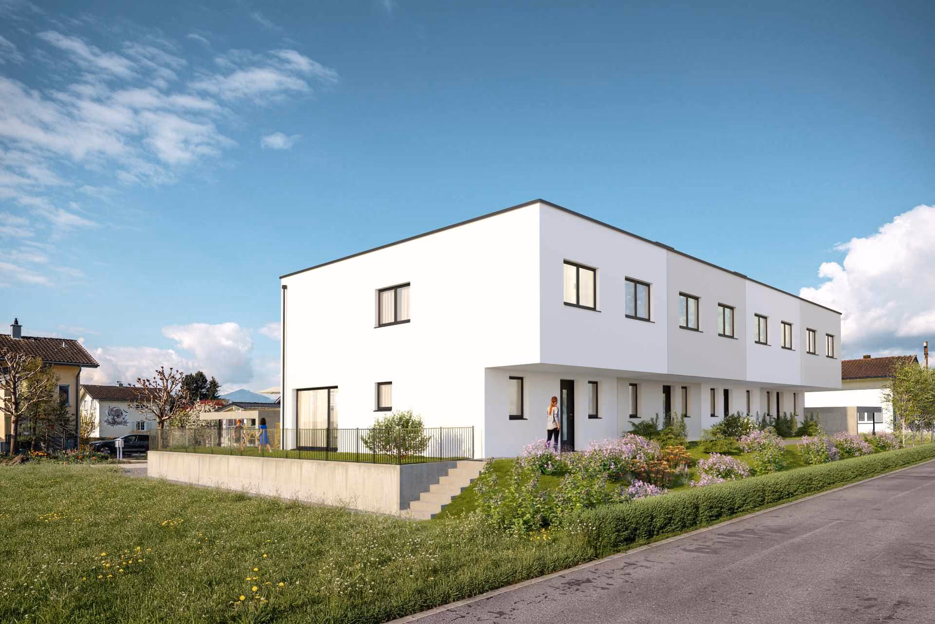 Modern, rechteckiges, zweistöckiges Wohnhaus mit weißen Wänden und vielen Fenstern im Grünen.