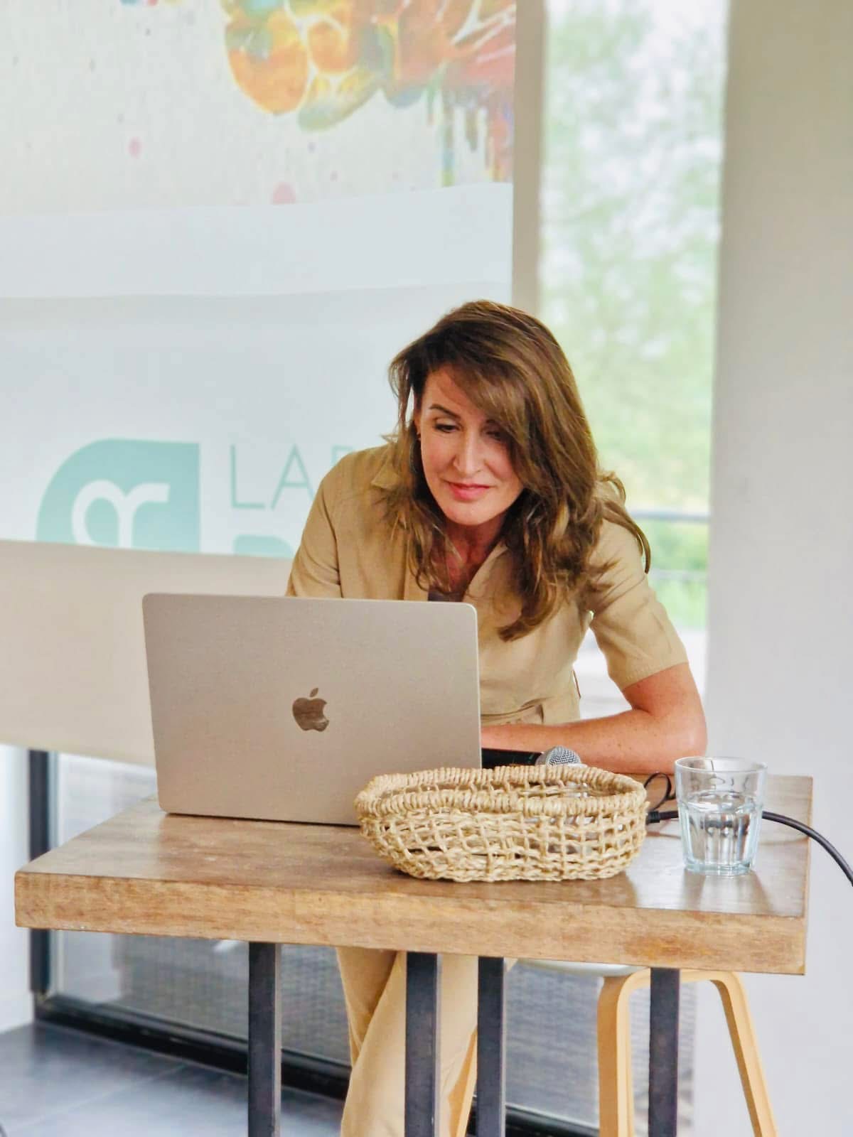 Honae x Catherine Godisiabois Workshop : Comprendre l’acné hormonale féminine – quand la peau révèle un déséquilibre intérieur