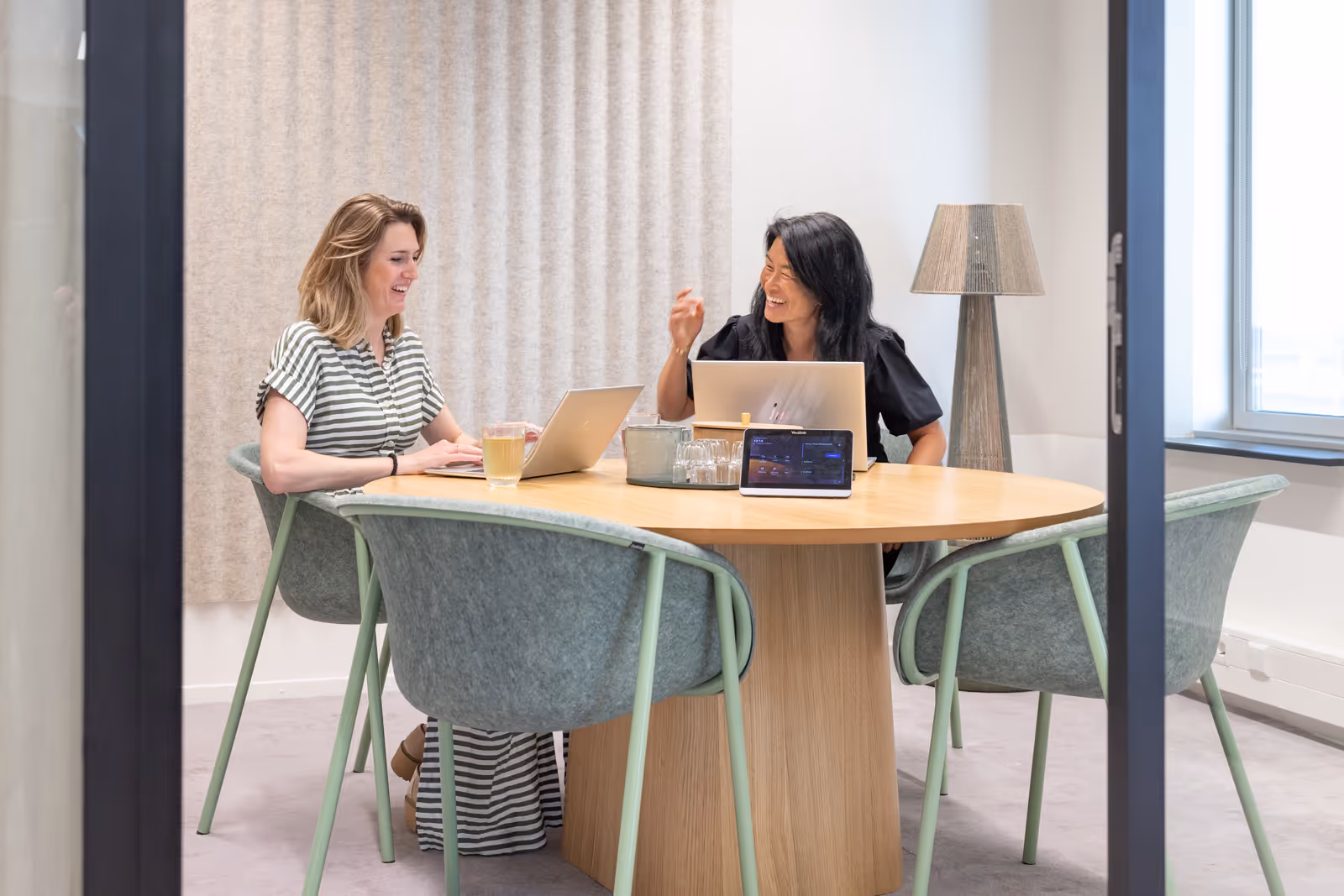 Twee collega's in gesprek aan een tafel