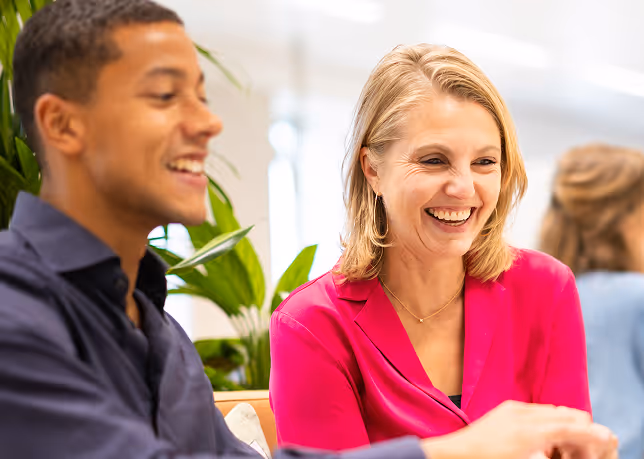 Twee collega's in gesprek aan een tafel