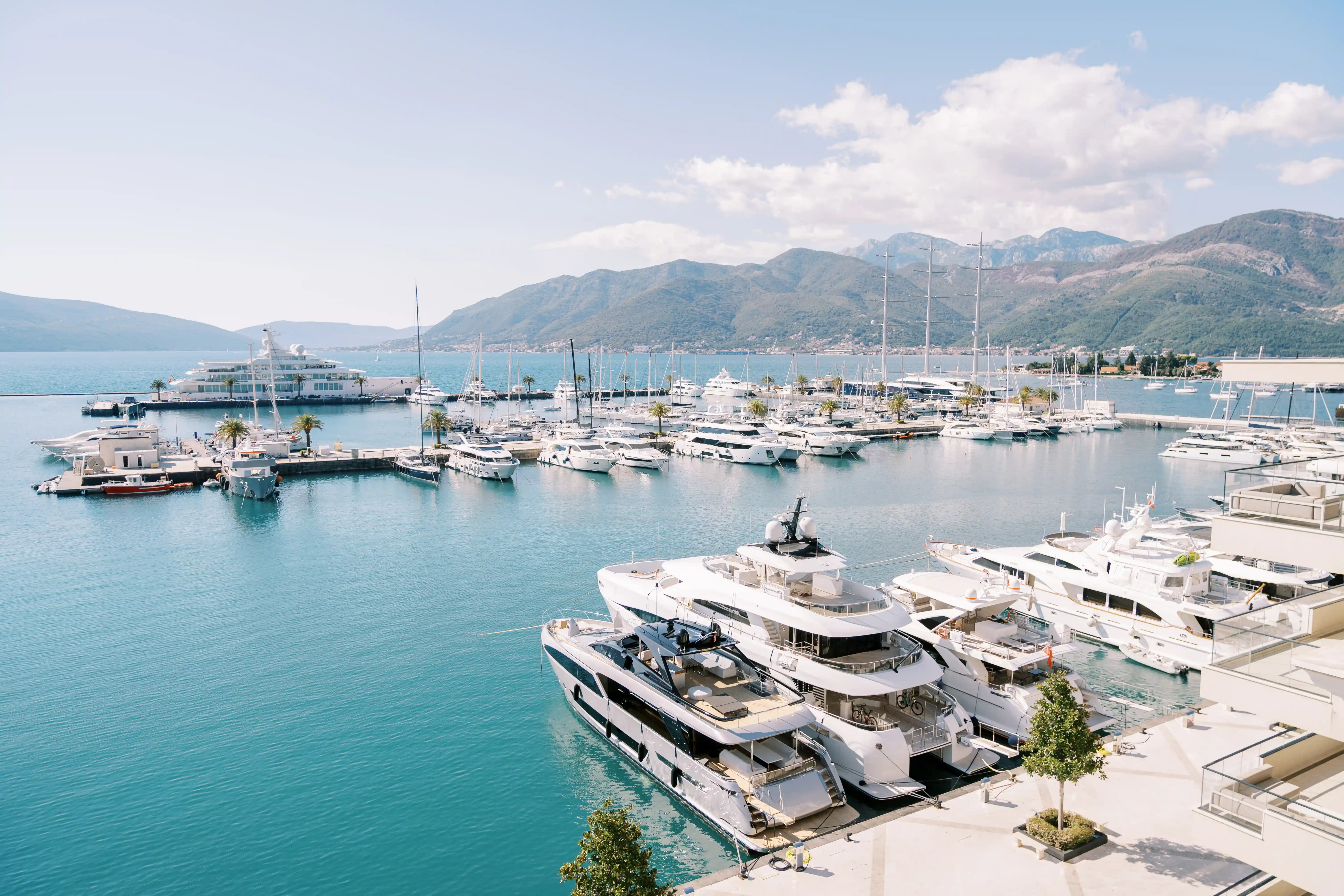 Independent vs Shipyard Management: Making the Right Choice