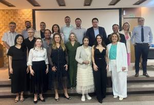 Dr Moacir Radaelli com o grupo da Sociedade Médica de Maringá (CREM-PR)