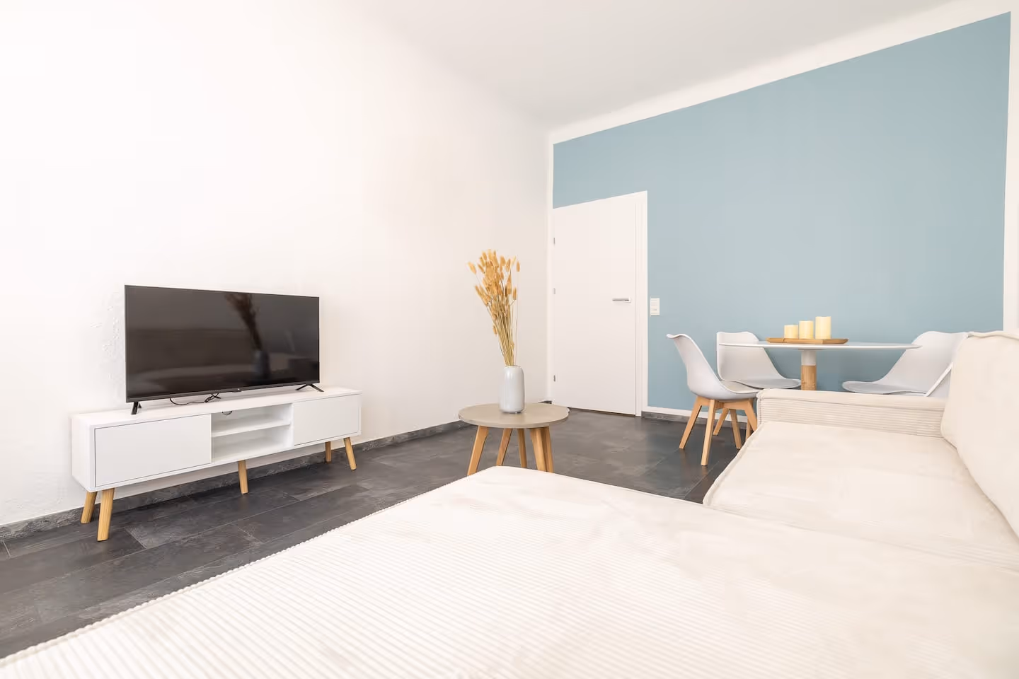 LeHa Stays - Gorki Strasse 129 1.OG - Wohnzimmer
