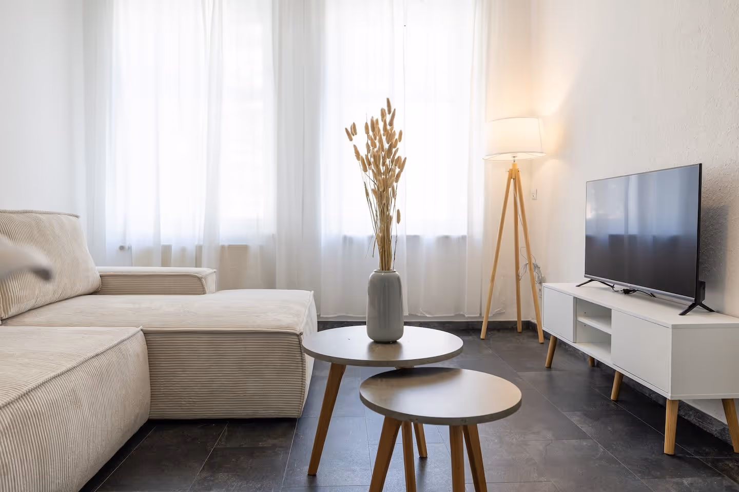 LeHa Stays - Gorki Strasse 129 1.OG - Wohnzimmer