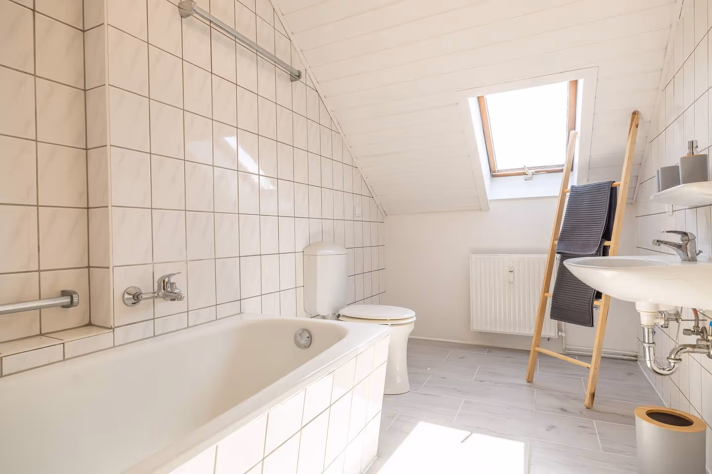 LeHa Stays - Gorki Strasse 129 - DG links - Badezimmer