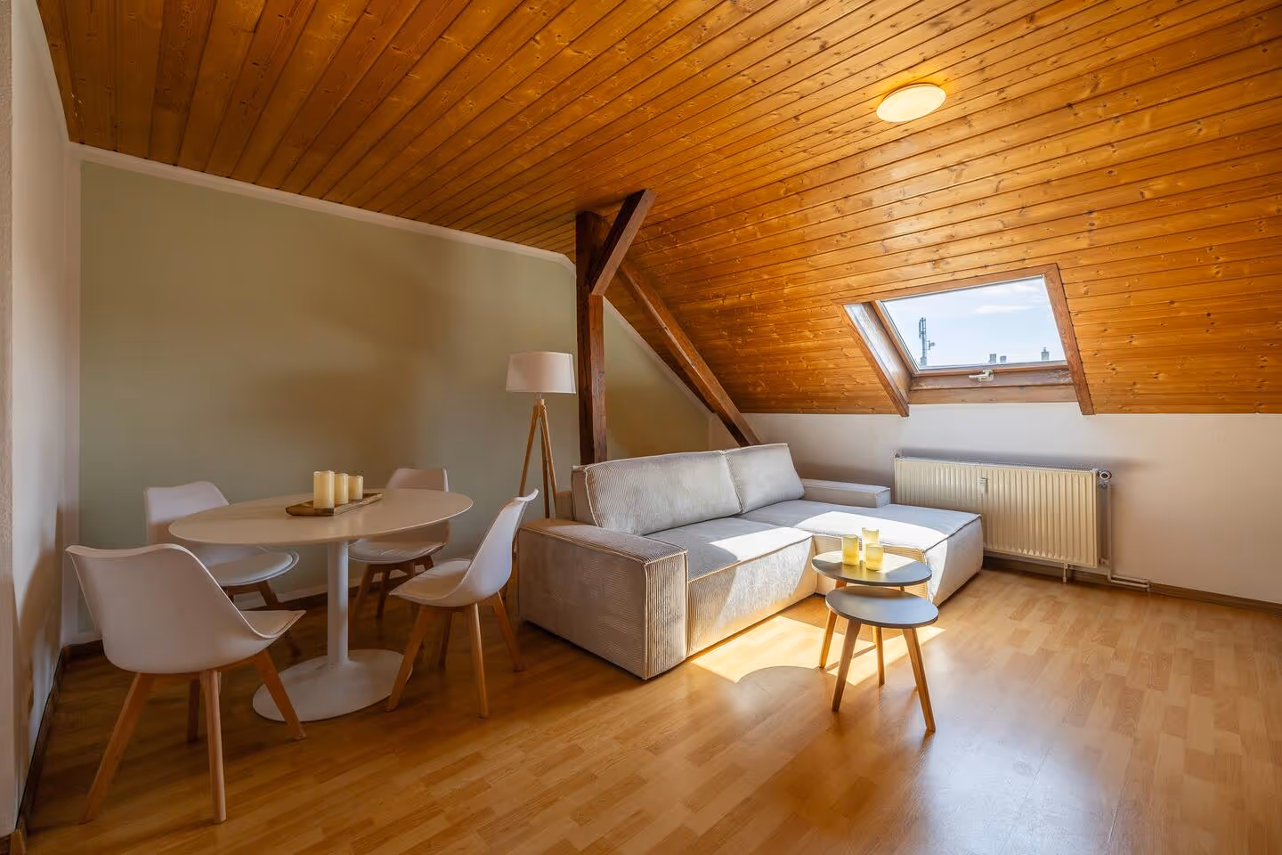 LeHa Stays - Gorki Strasse 129 - DG rechts - Wohnzimmer & Essbereich