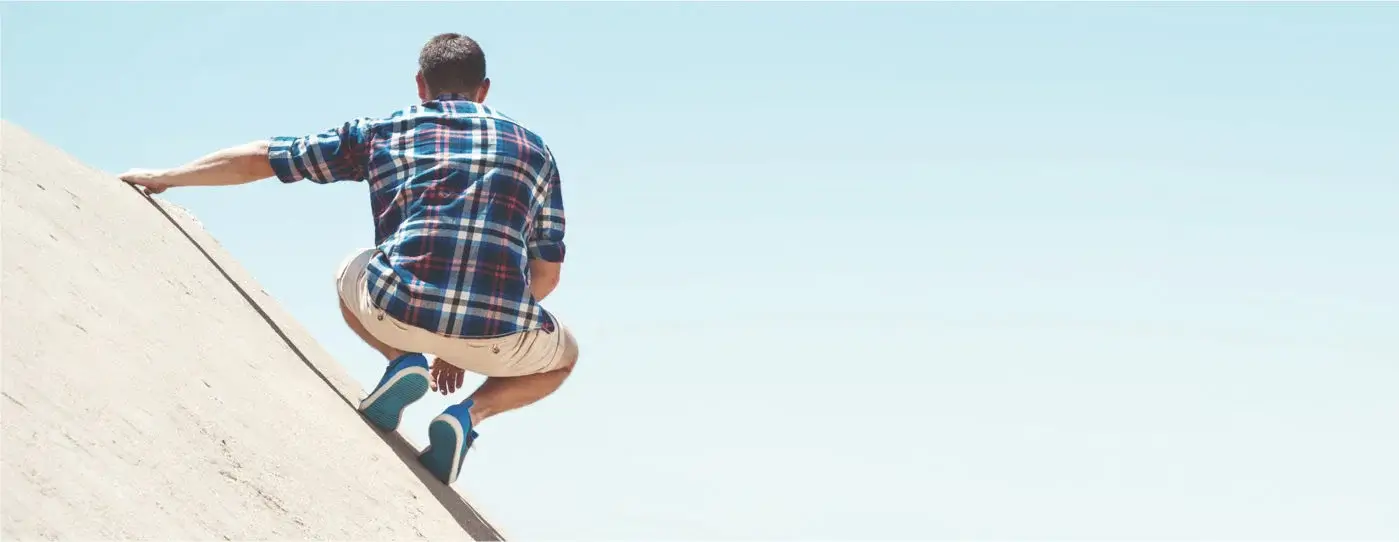 Homme en équilibre sur une toiture