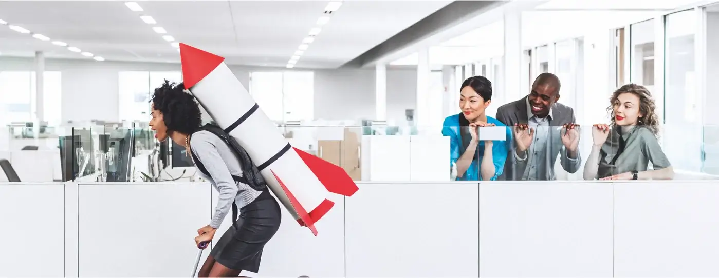 Femme avec une fusée sur le dos dans un open space. Illustration booster l’engagement des collaborateurs.