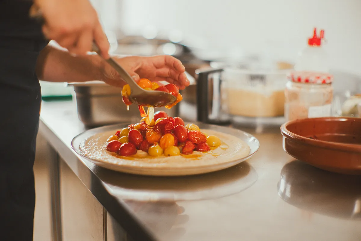Lunchpakketten met dagverse broodjes, salades en warme hapjes voor een voedzame middagpauze