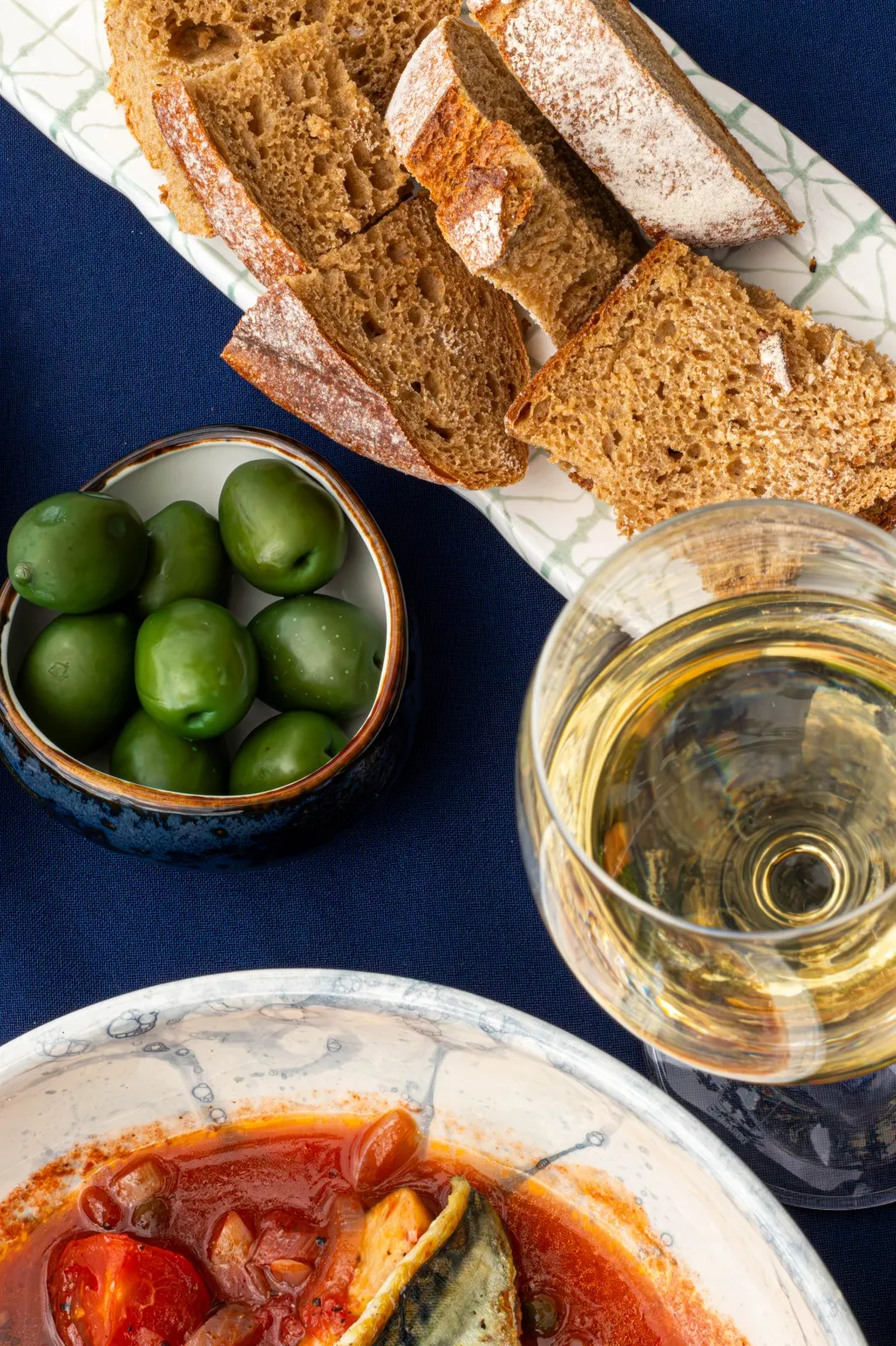 Culinair plezier met vriendengroep tijdens workshop – samen ontdekken, lachen en proeven.