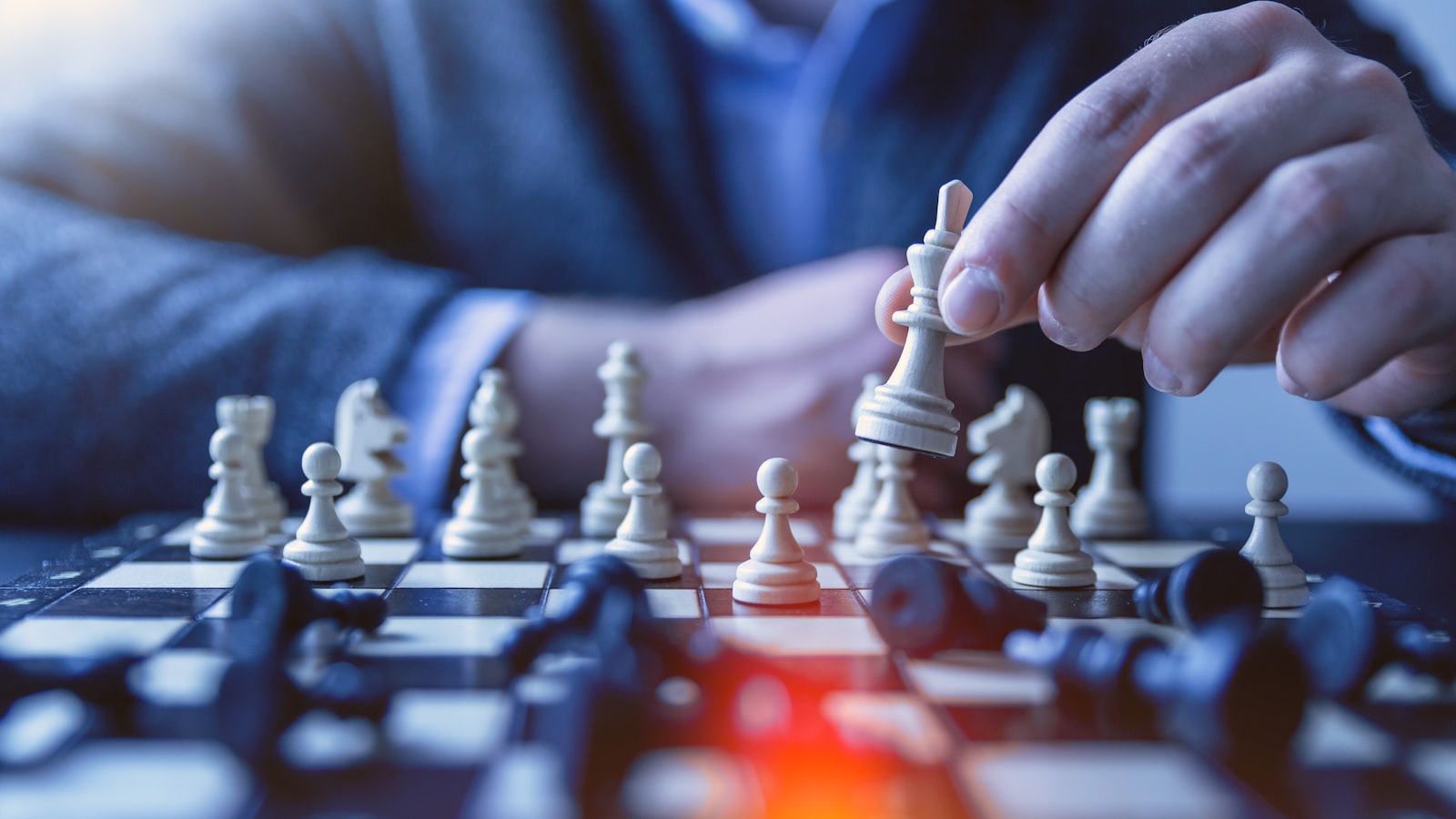 Joueur d'échecs concentré sur sa stratégie